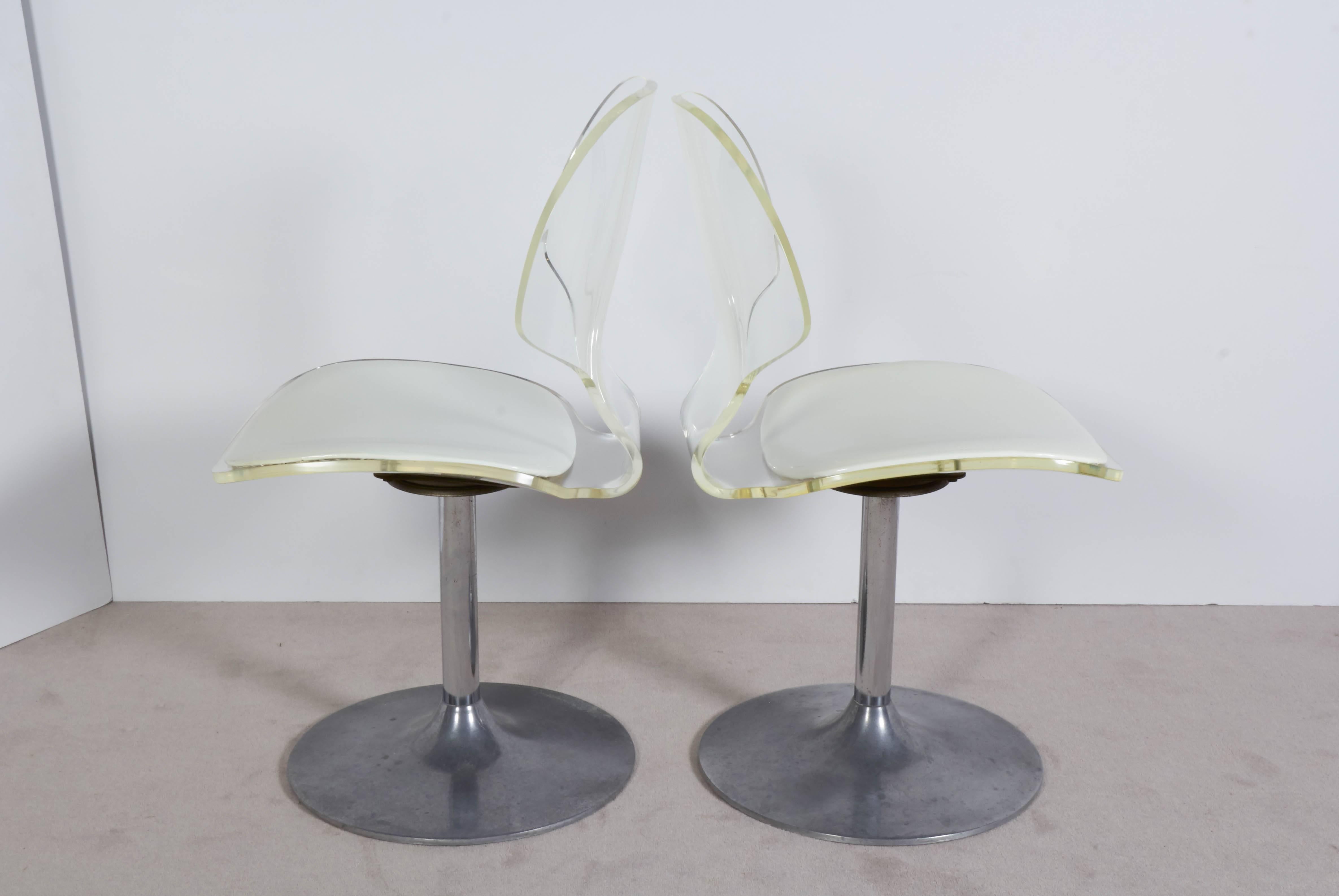 A side chair or stool by Hill Manufacturing Company, with ergonomically designed curved Lucite frames with white vinyl seat, raised on tulip form base in aluminium, circa 1970s. Manufacturer's label included. Very good vintage condition, any
