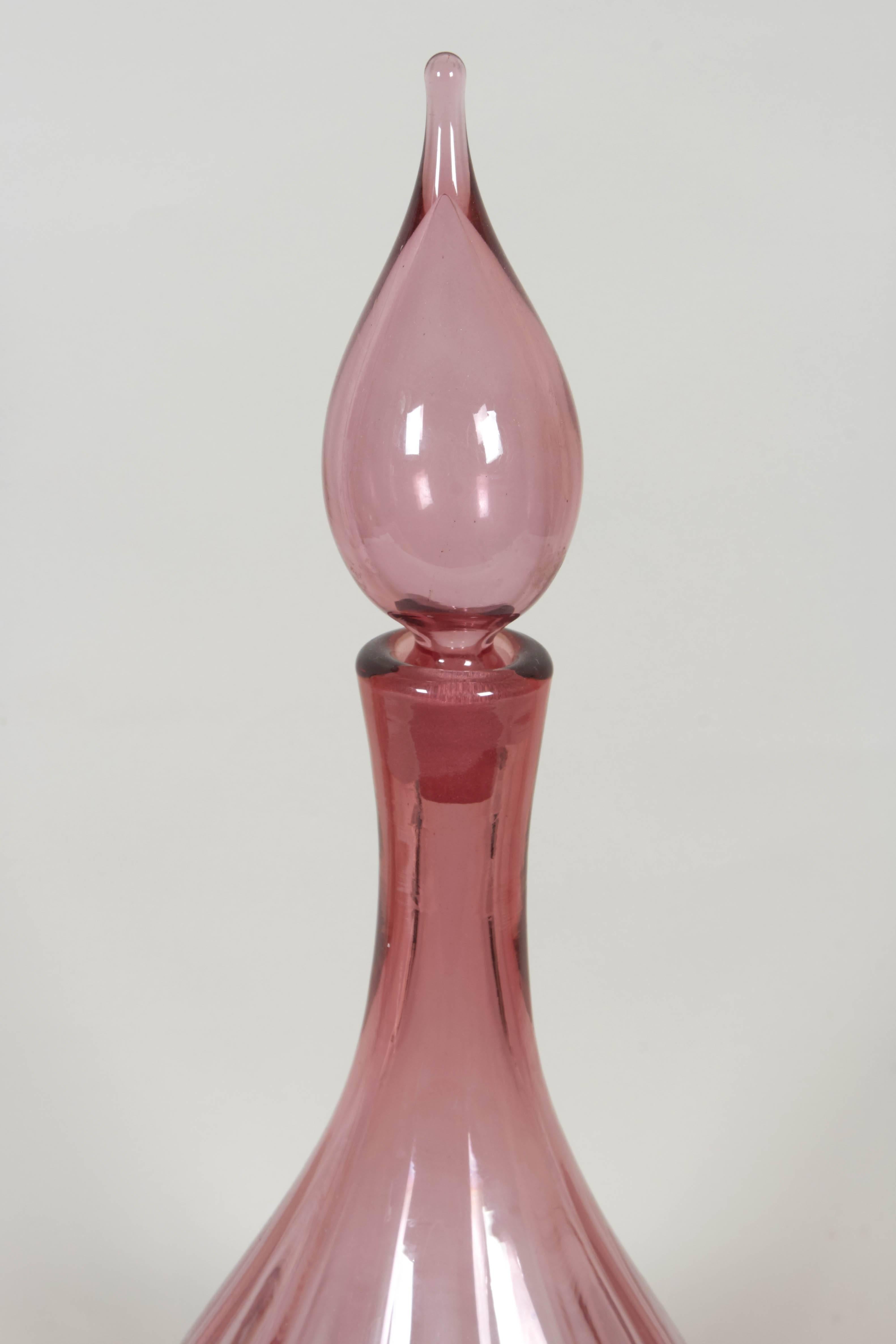 Blenko decanter in glass (#6418), designed in 1964, in rose glass with flame form stopper on drop form ribbed body. Excellent vintage condition, consistent with age and use.

11036