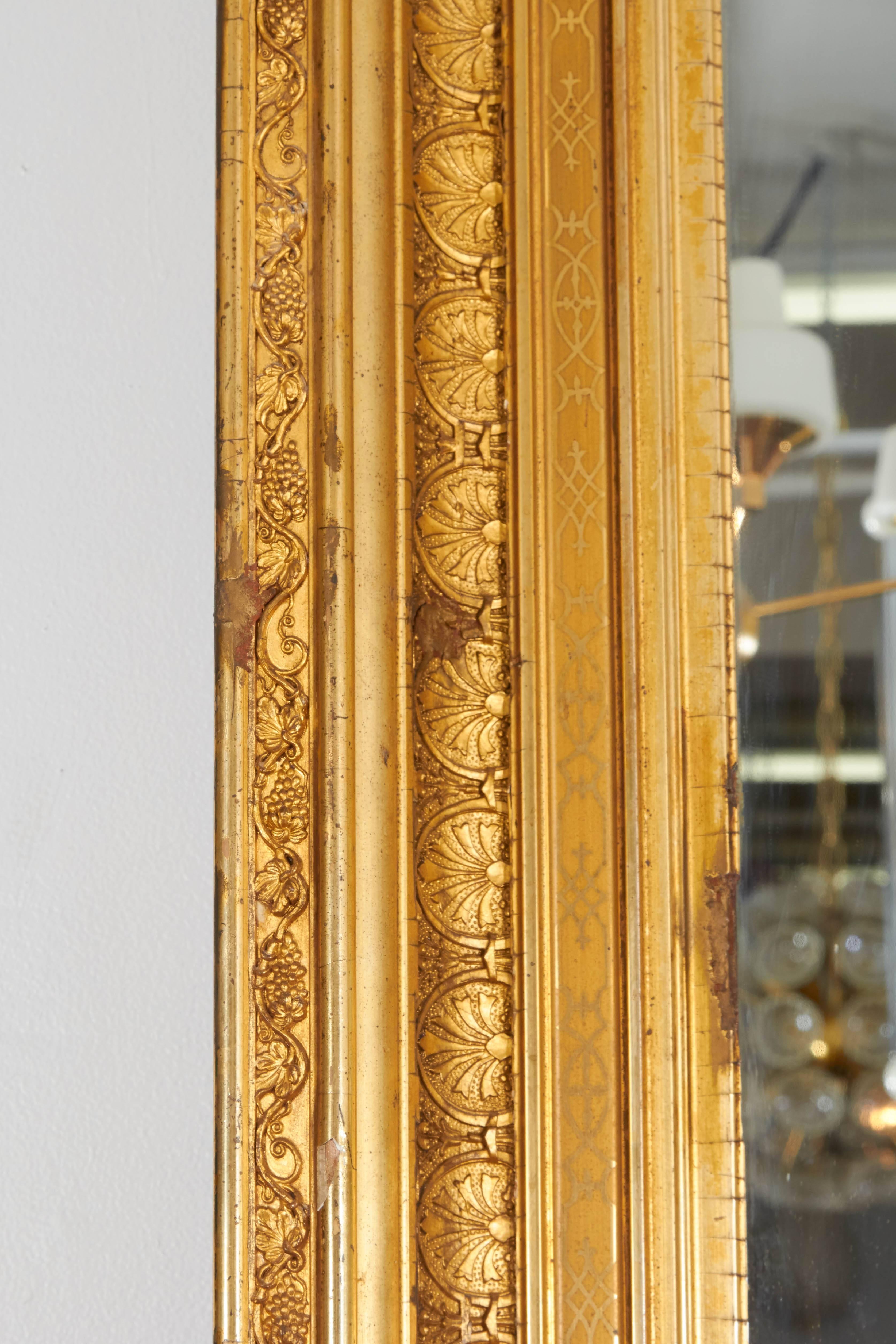 Spiegel aus vergoldetem Holz im Empire-Stil des frühen 20. Jahrhunderts im Zustand „Gut“ im Angebot in New York, NY