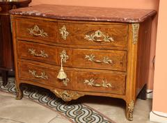 Commode de style Régence française à plateau en marbre