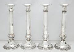 Suite di quattro candelabri alti in stile neoclassico in argento sterling
