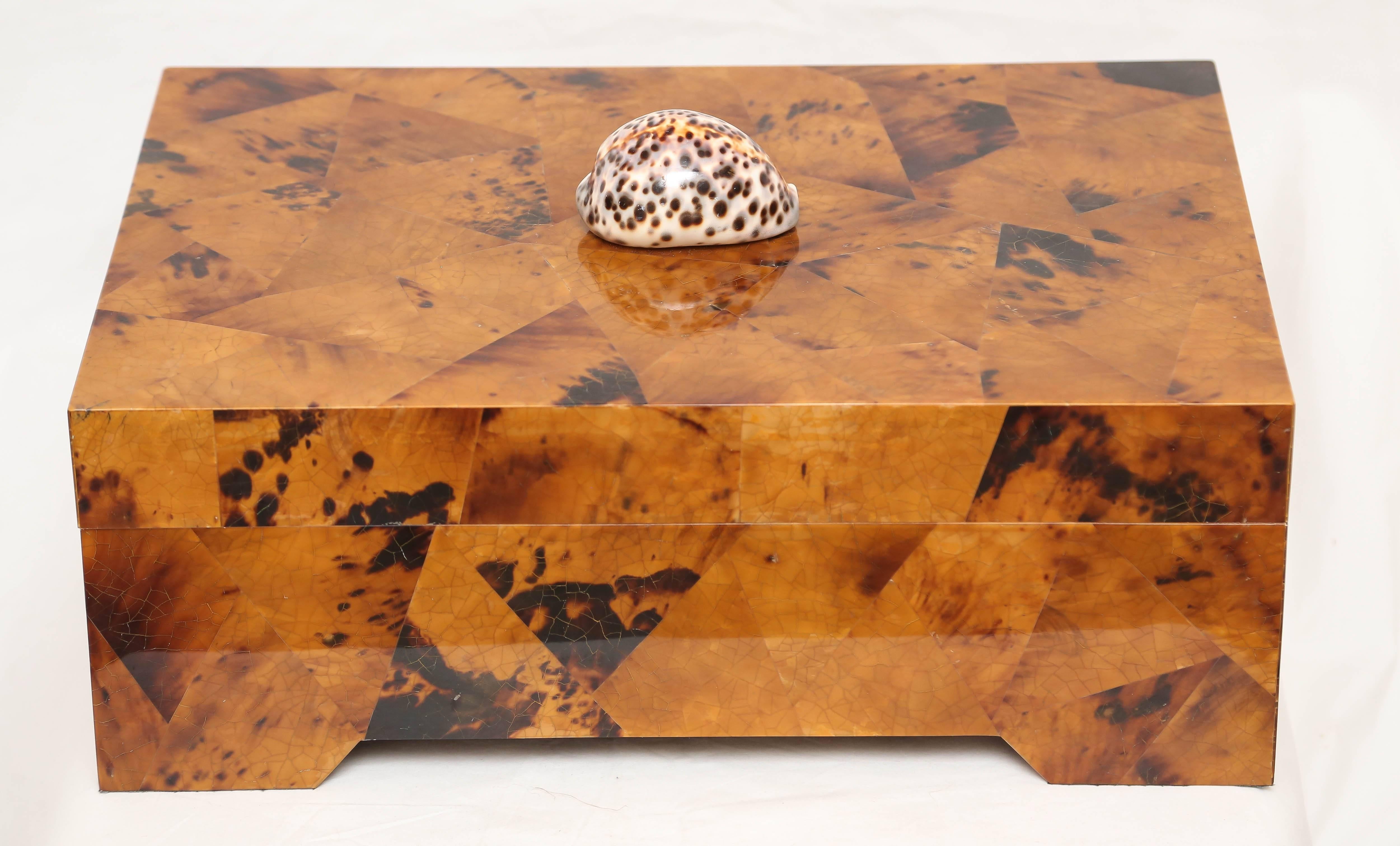 Original Eugenio Tavola by Oggetti decorative box made out of horn and shell over wood. The knob is a seashell.
Marked inside of the lid.
 