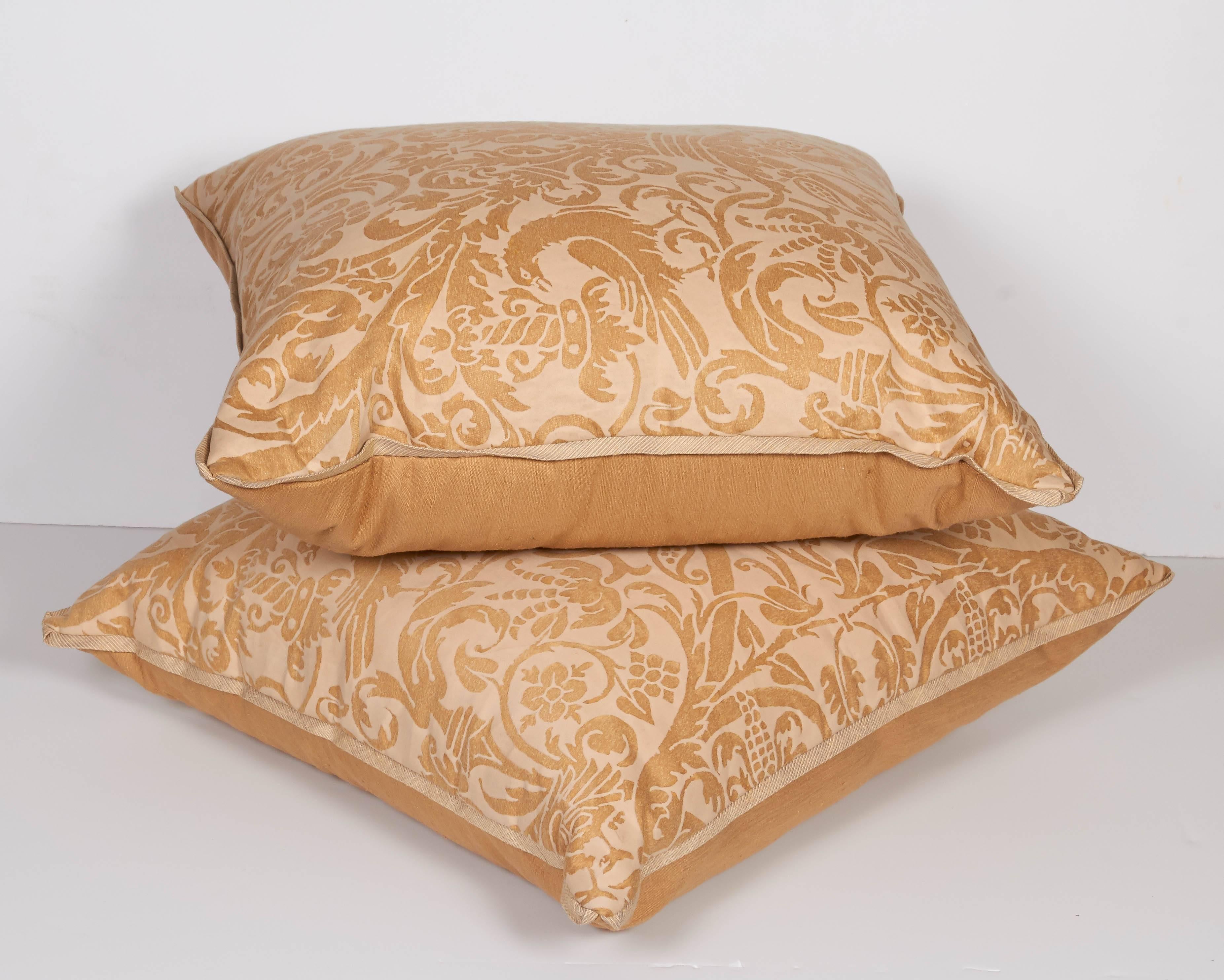 Une paire de coussins en tissu Fortuny à motif Uccelli, de couleur blanc et clair de lune, bordé de biais en soie avec un support en mélange de soie, le motif, un dessin français du 17ème siècle avec un motif d'oiseau 
insert en duvet 50/50 plumes