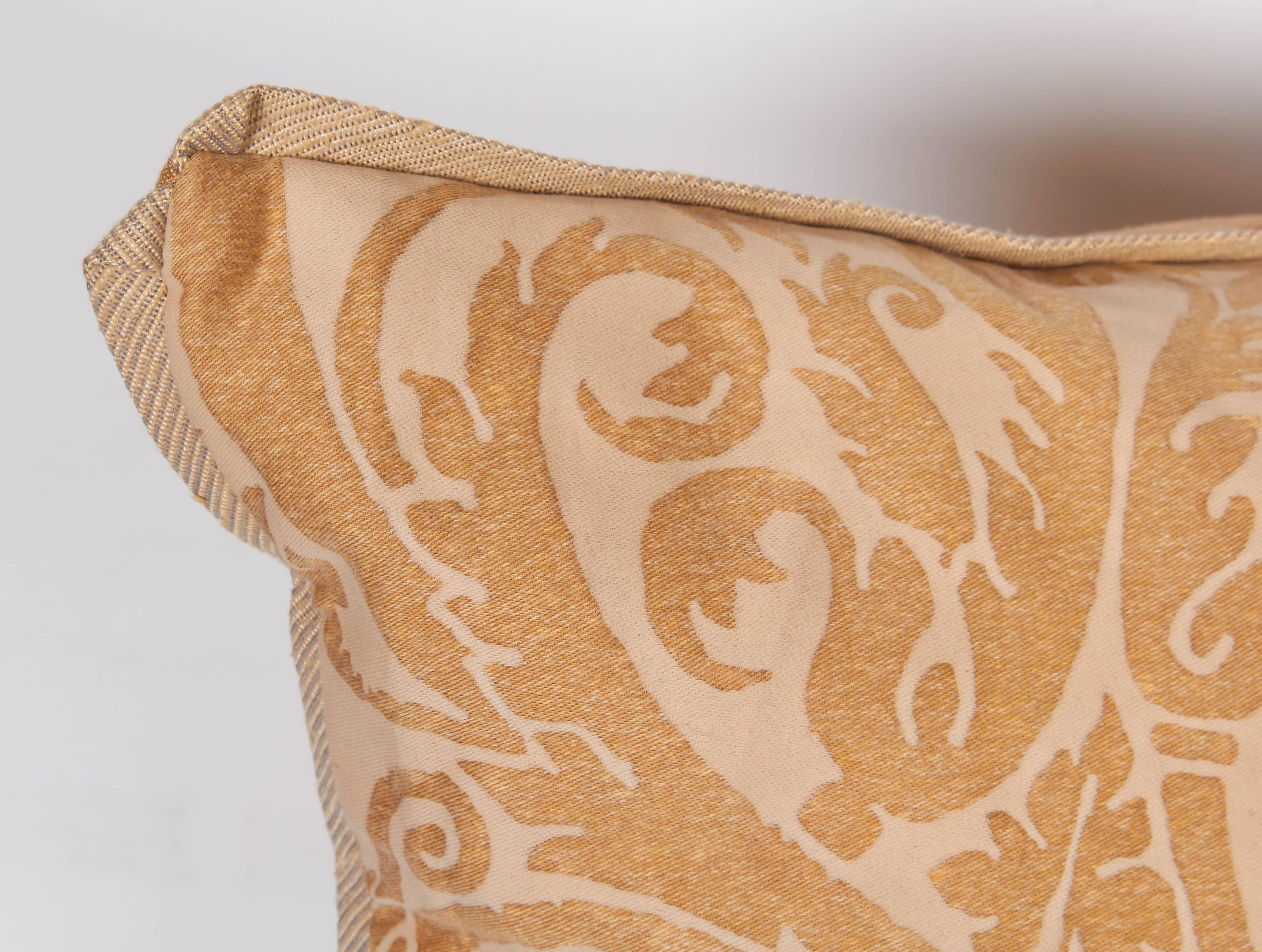 Paire de coussins en tissu Fortuny à motif Uccelli Excellent état - En vente à New York, NY