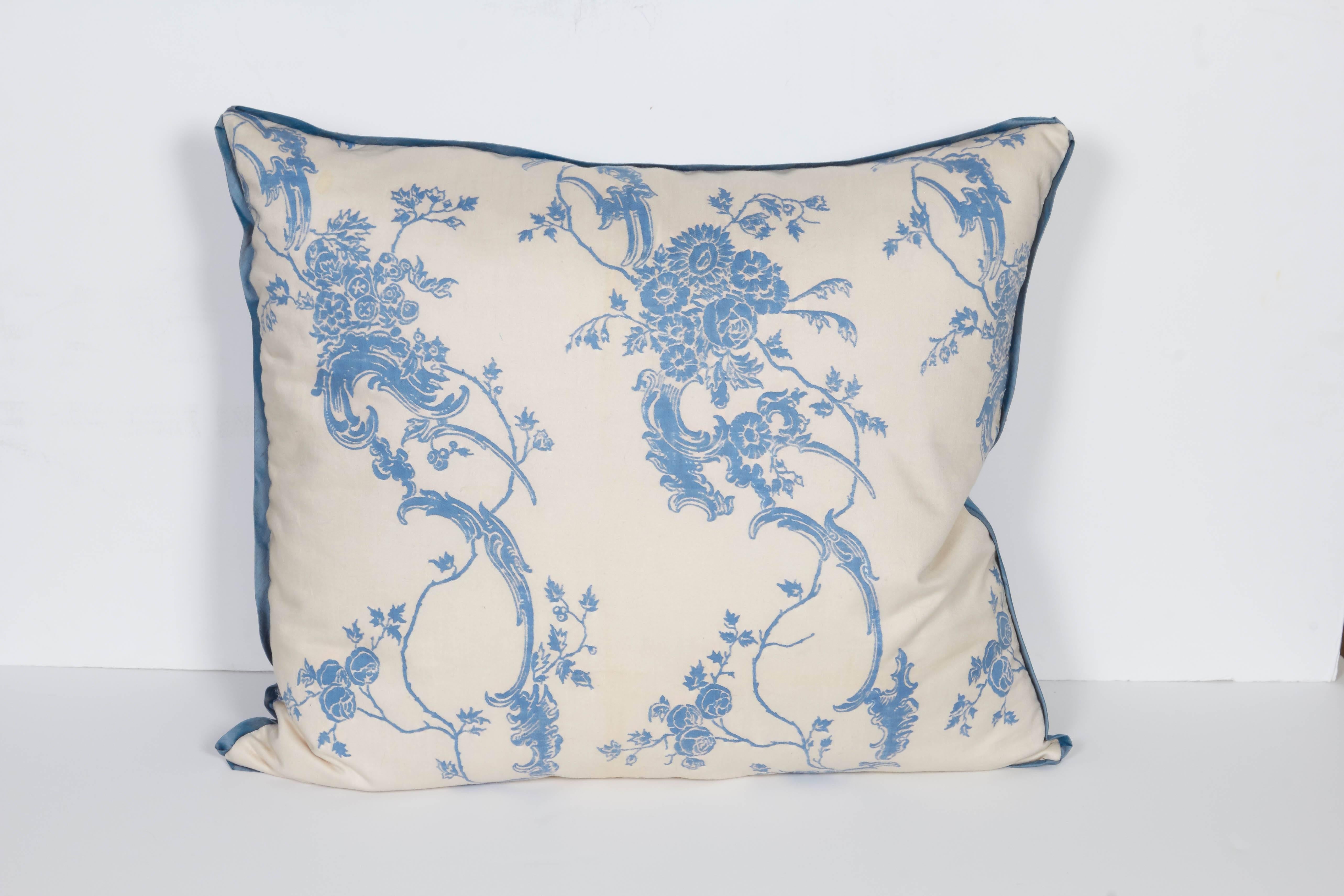 A Rococo style Fortuny fabric cushion, blue and white color way, taffeta backing material with silk bias edging, the pattern, a Rococo design with scroll and floral motif. Newly made using unidentified pattern, long discontinued.
50 down/50 feather