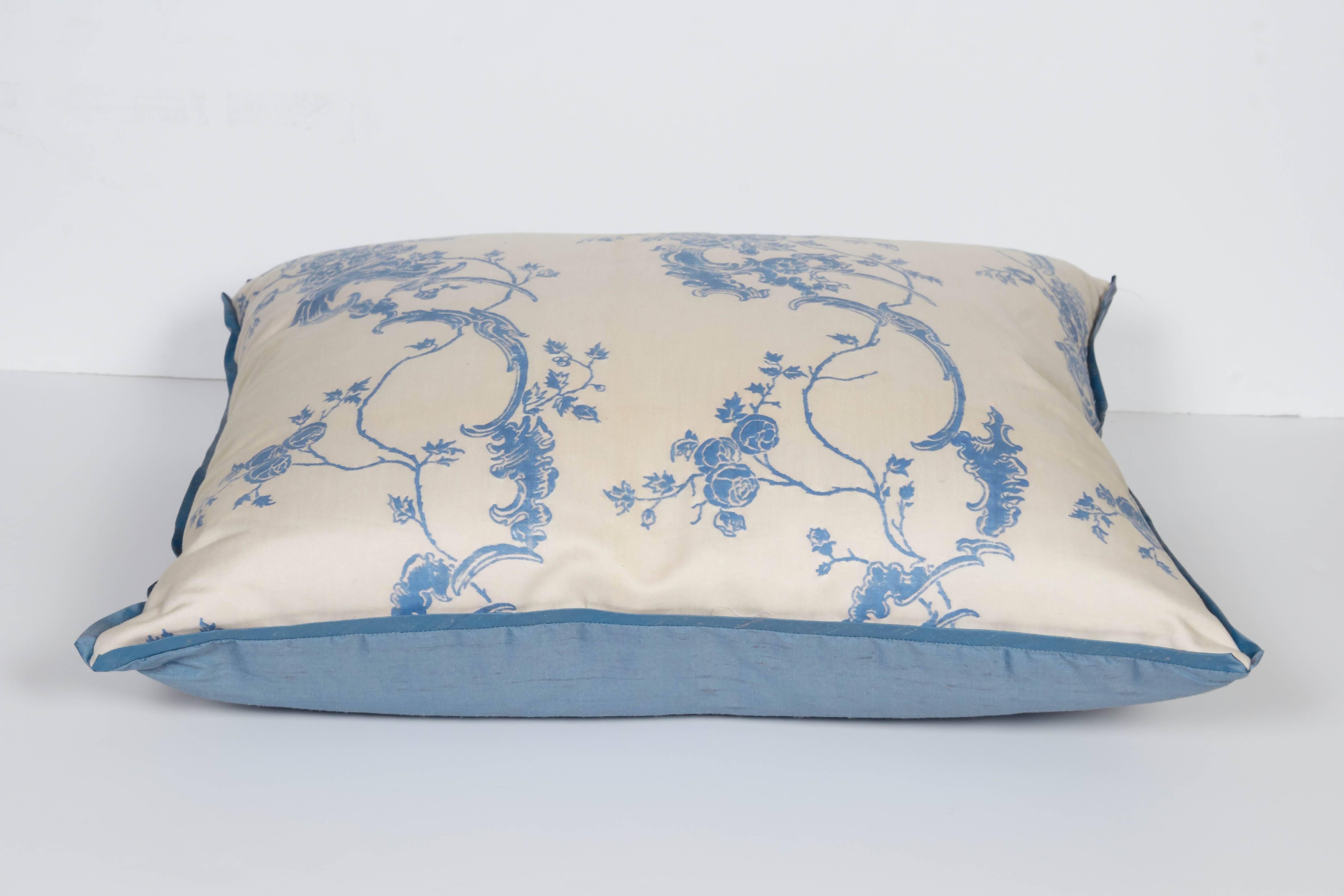 American A Fortuny Fabric Cushion in the Venezianina Pattern For Sale