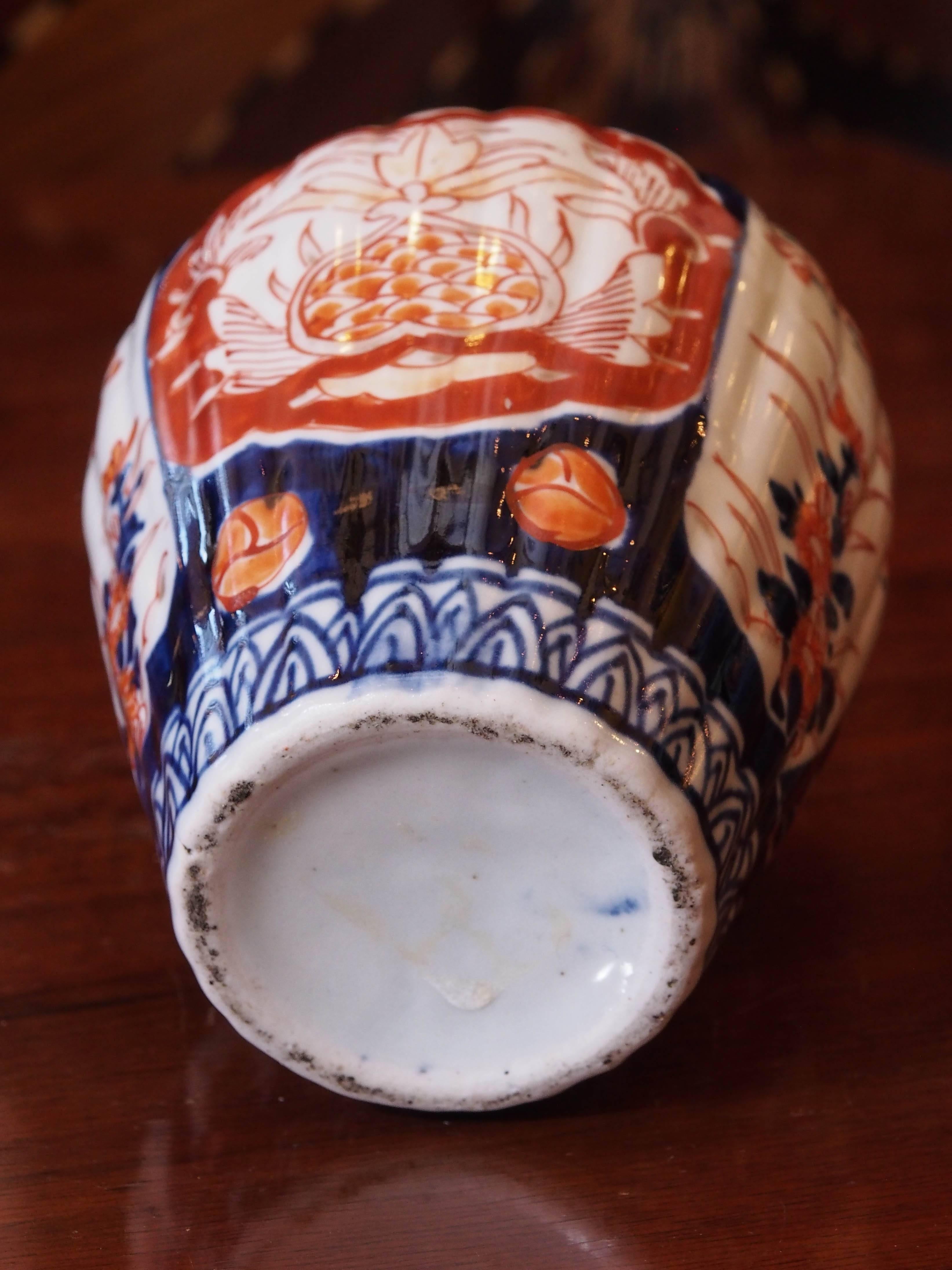 Japanese Pair of Small Imari Lidded Ginger Jars For Sale
