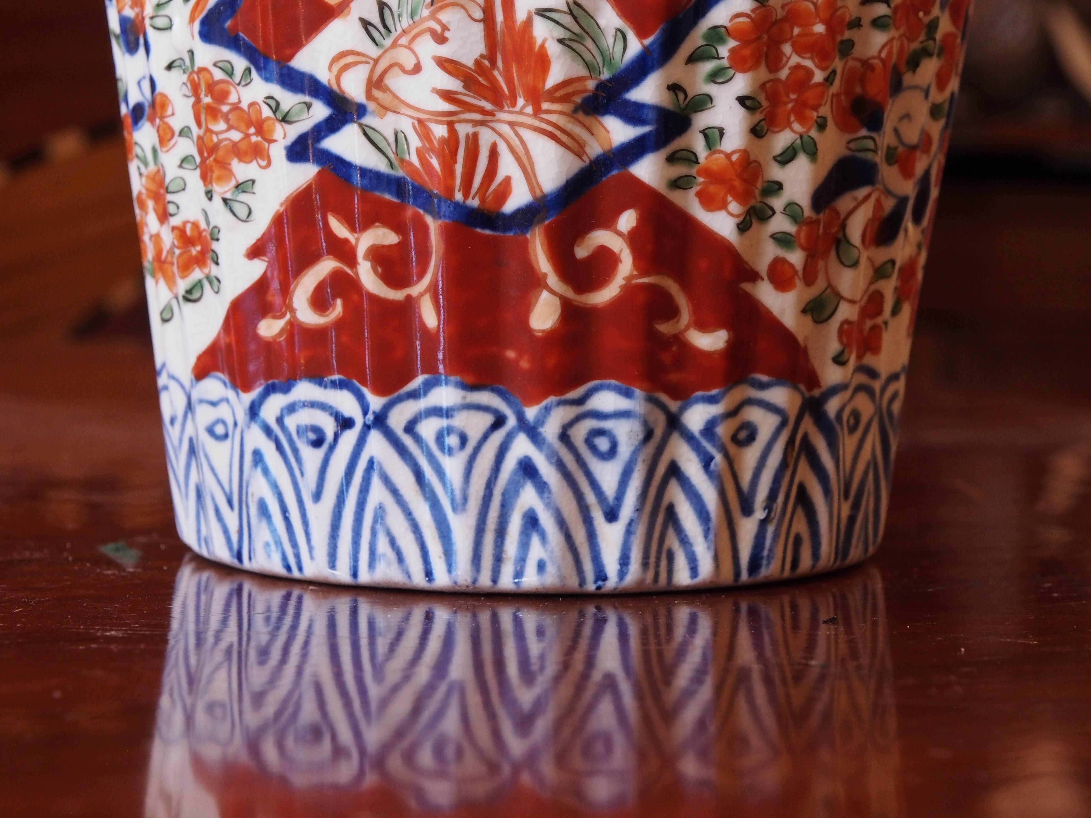 Pair of Ribbed Imari Vases In Good Condition For Sale In Natchez, MS