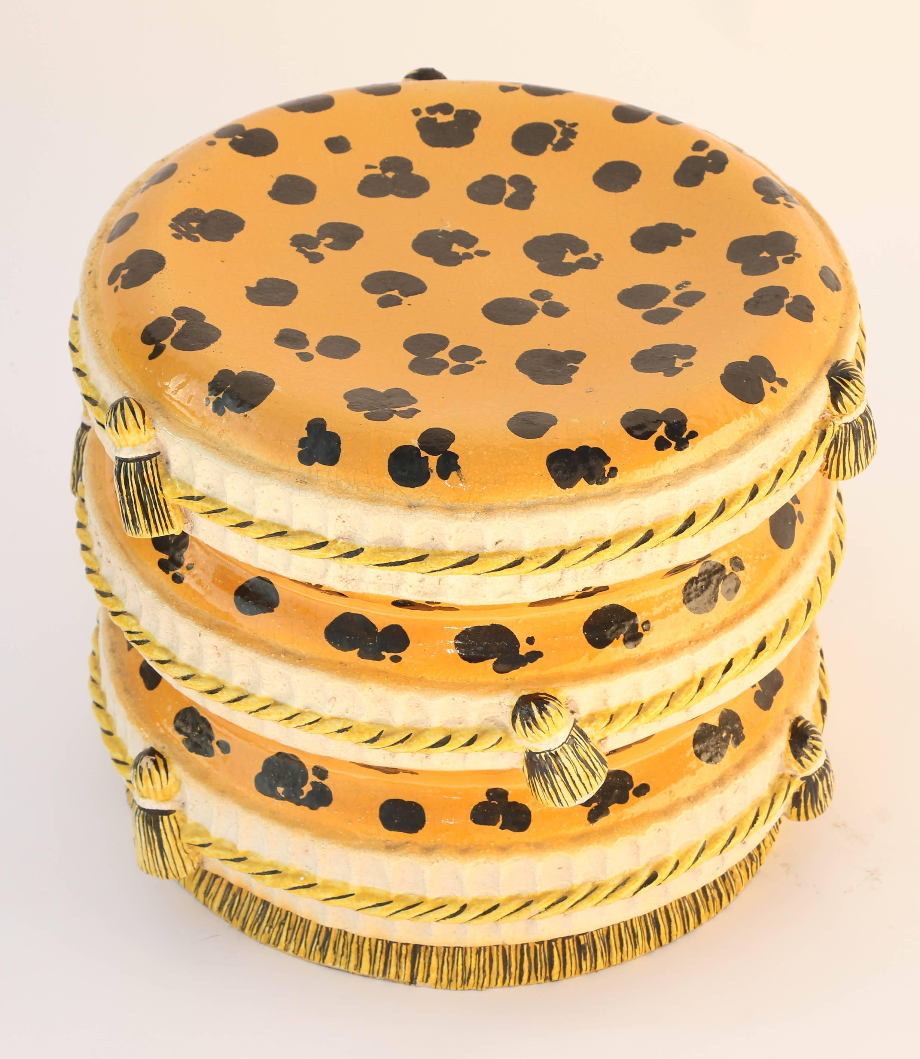 Vieux siège de jardin, en terre cuite, formé comme un pouf rond, 