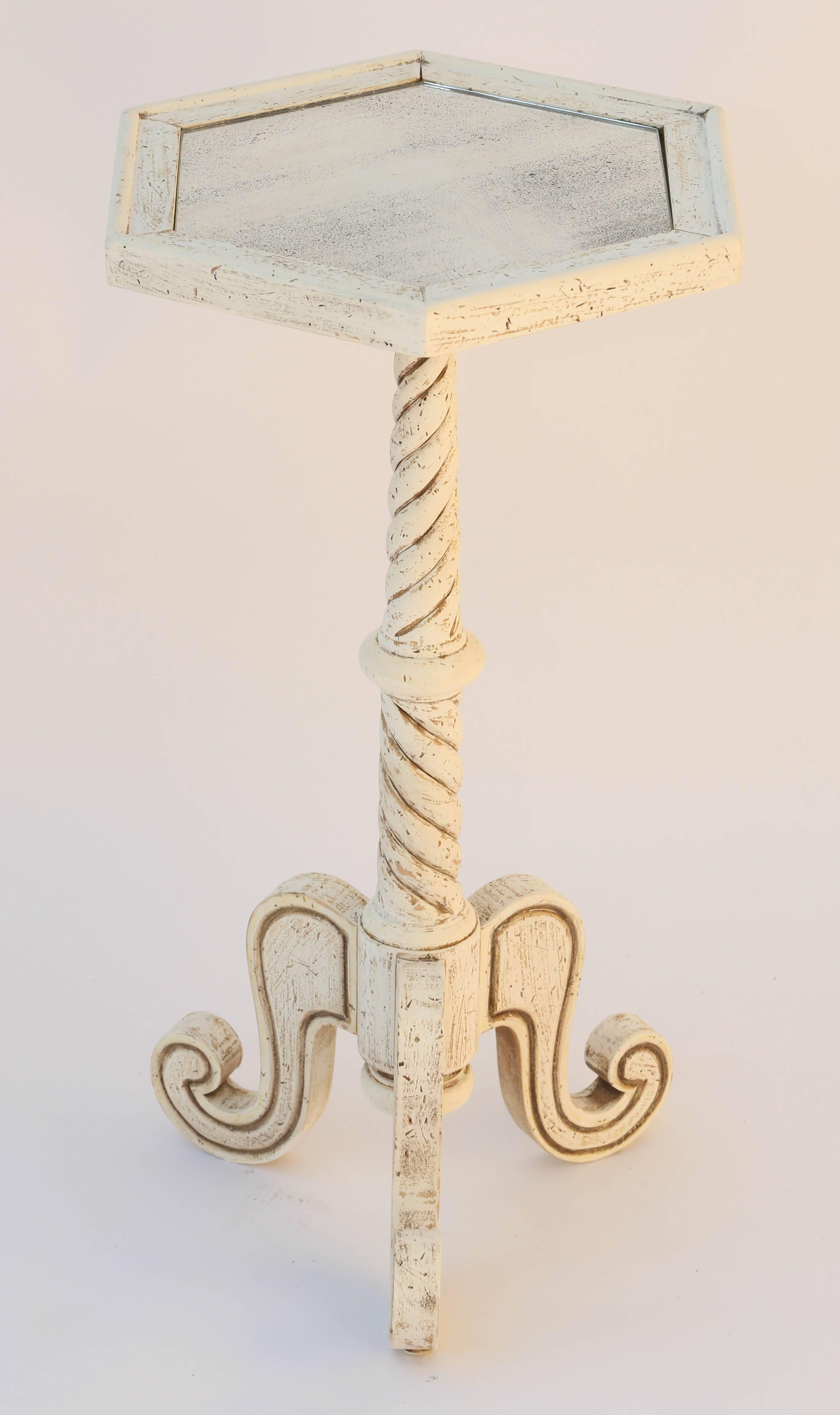 Table d'appoint, avec un plateau octogonal en miroir vieilli, sur un piédestal tourné en spirale, reposant sur trois pieds évasés et exagérés.

Stock ID : D8417