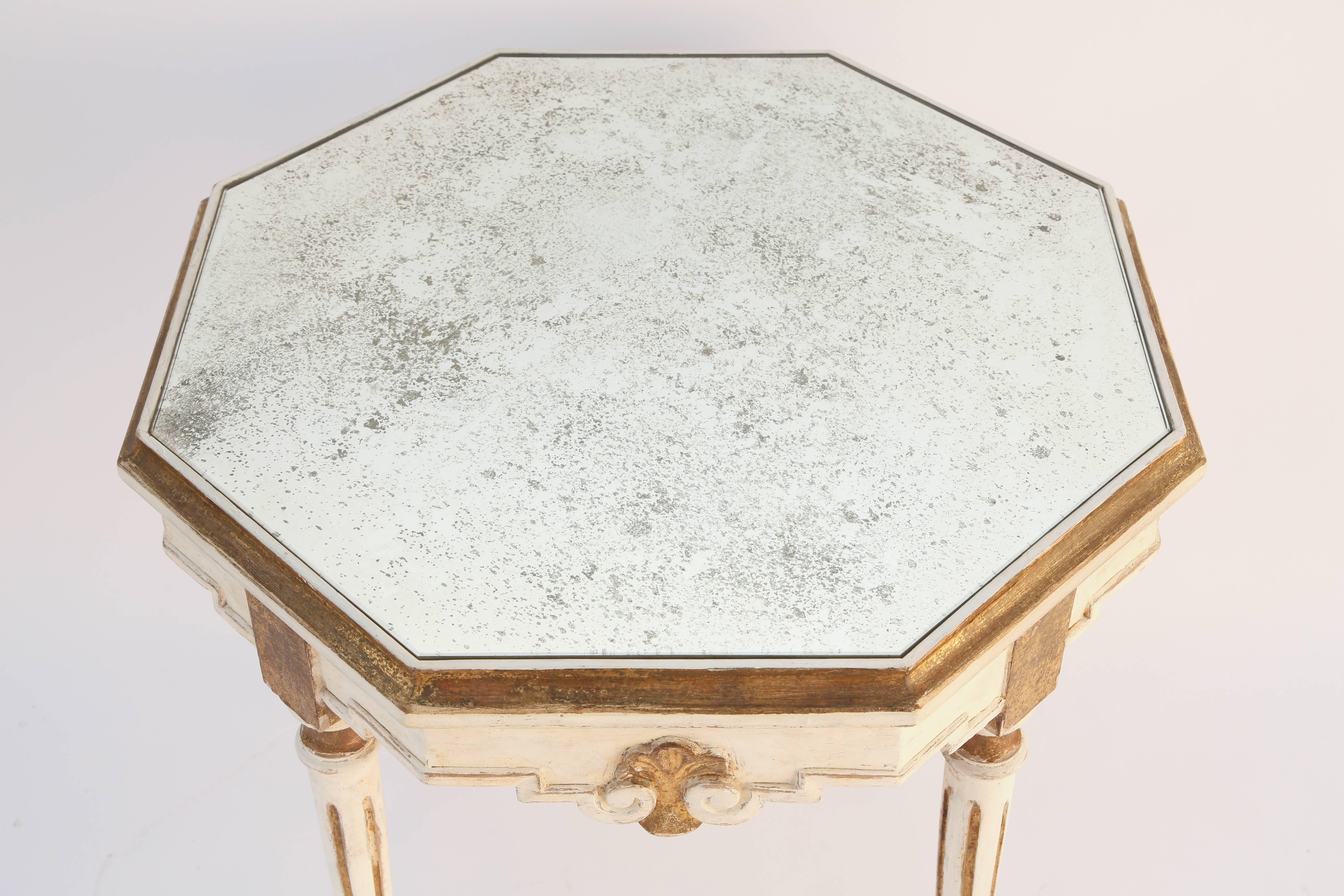 Painted and Parcel-Gilt Italian Accent Table with Octagonal Mirrored Top In Excellent Condition For Sale In West Palm Beach, FL