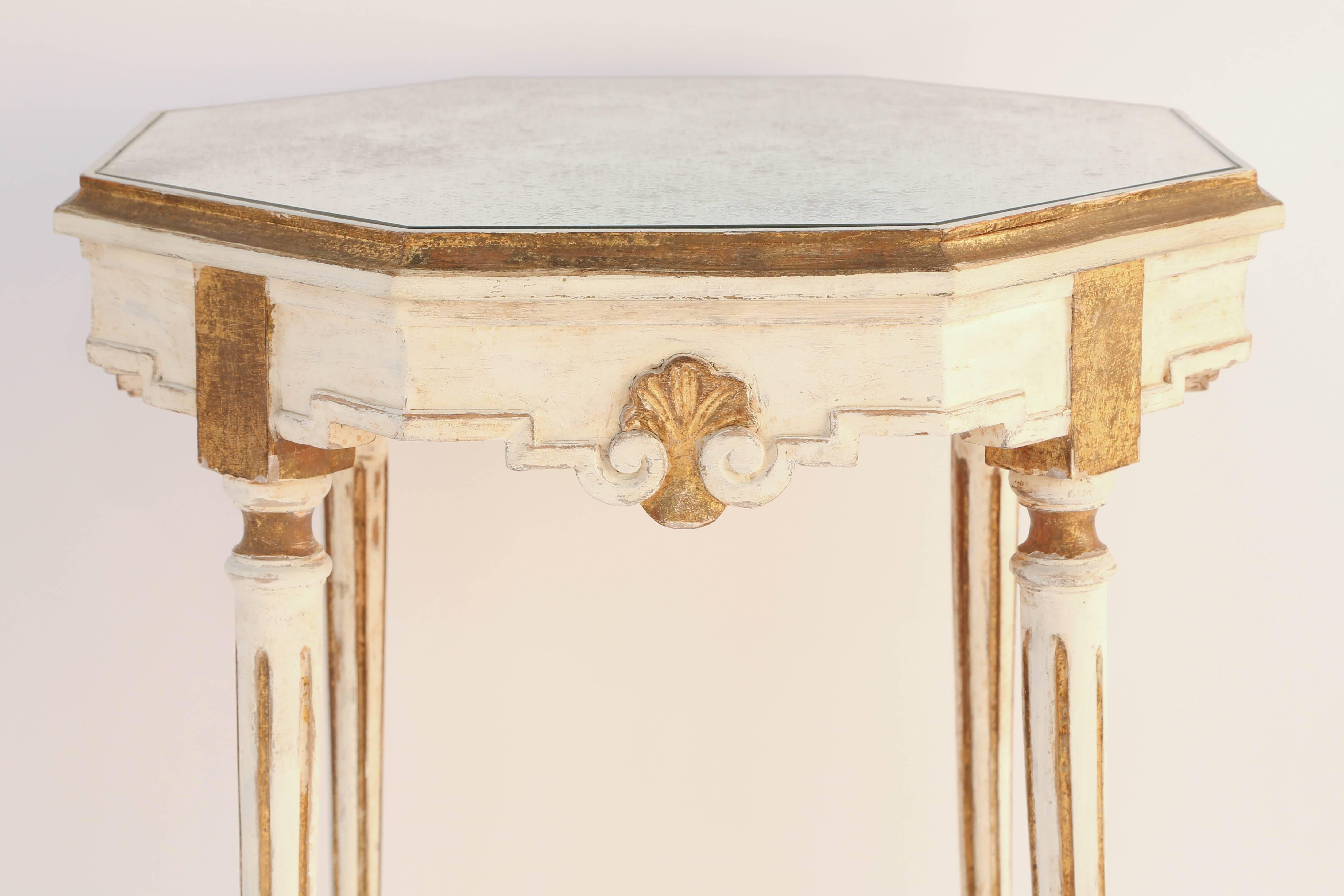 Mid-20th Century Painted and Parcel-Gilt Italian Accent Table with Octagonal Mirrored Top For Sale