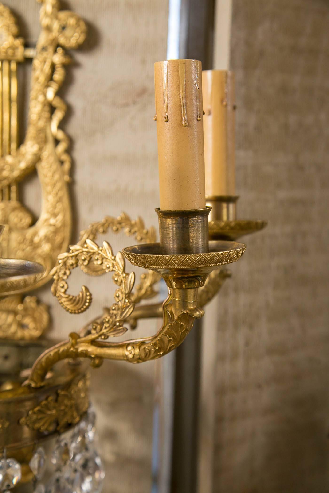 Beautiful Pair of Gilt Bronze and Crystal Drops Six-Light Sconces In Excellent Condition For Sale In Woodbury, CT