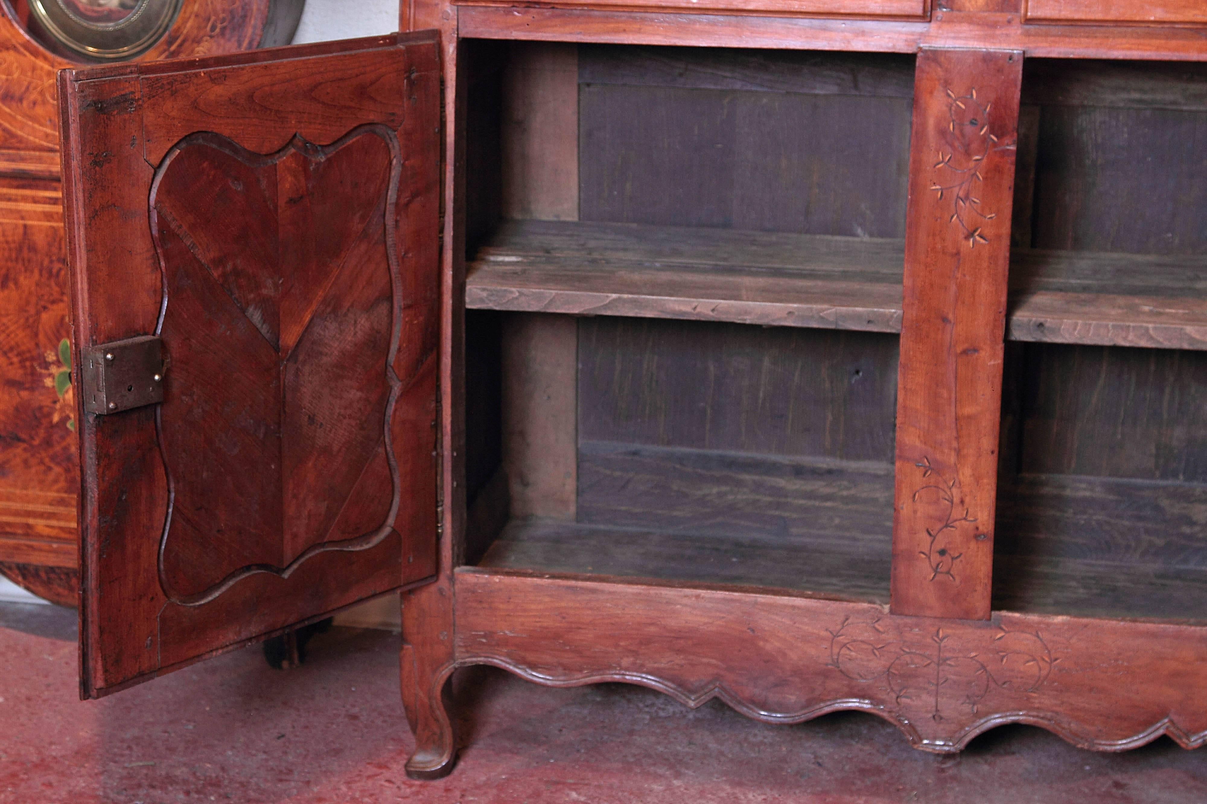 Early 19th Century French Louis XV Carved Cherry Four-Door Buffet from Poitou  6