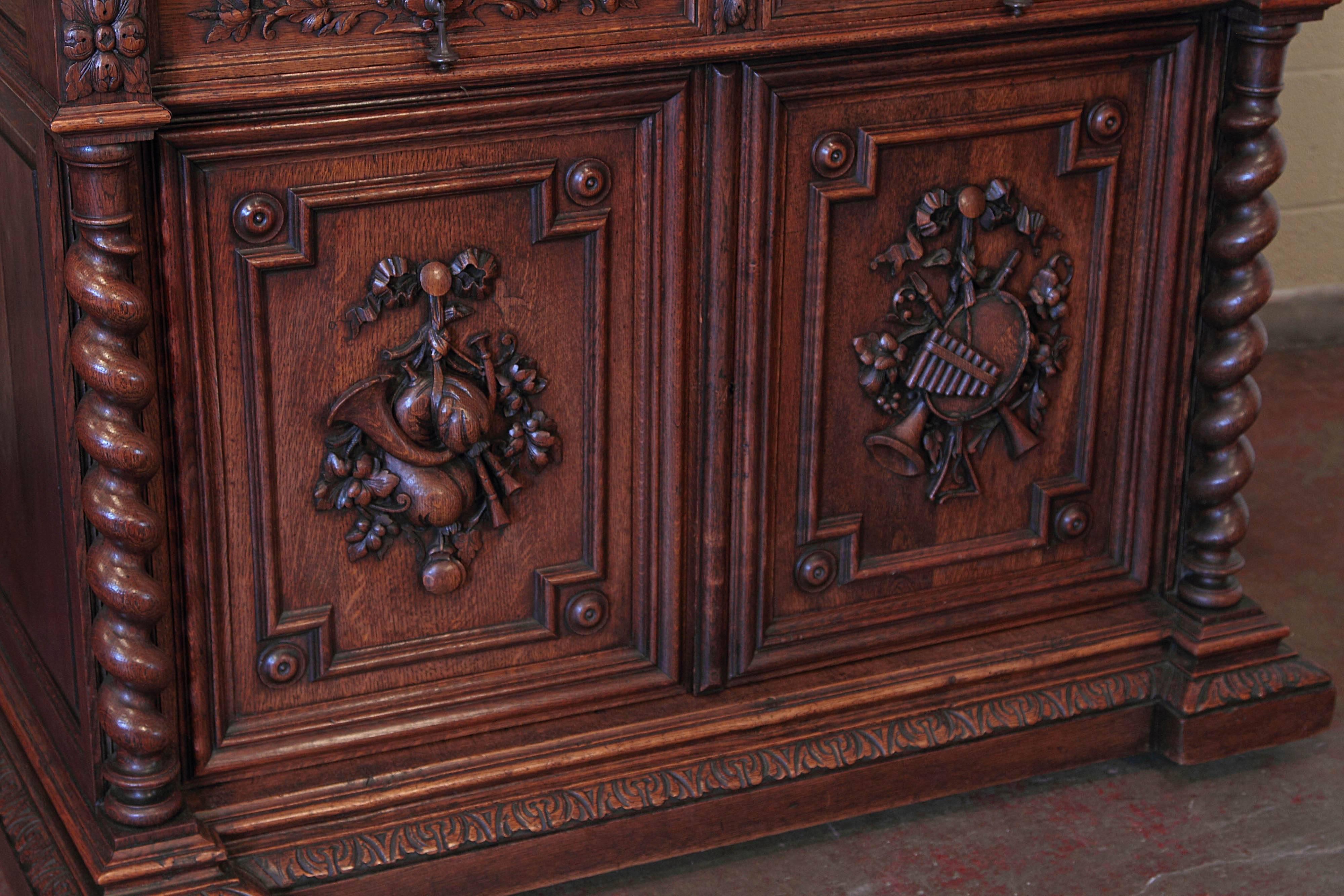 19th Century French Carved Oak Eight-Gun Display Cabinet with Hunt Motifs In Excellent Condition In Dallas, TX