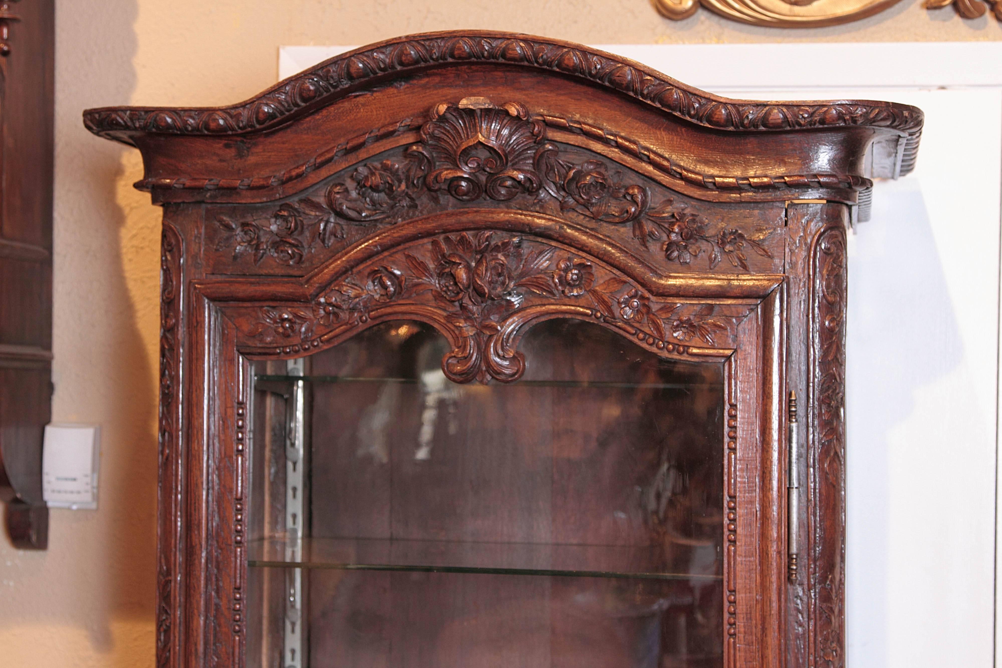 18th Century French Louis XV Carved Display Vitrine with Glass Door and Shelves In Excellent Condition In Dallas, TX