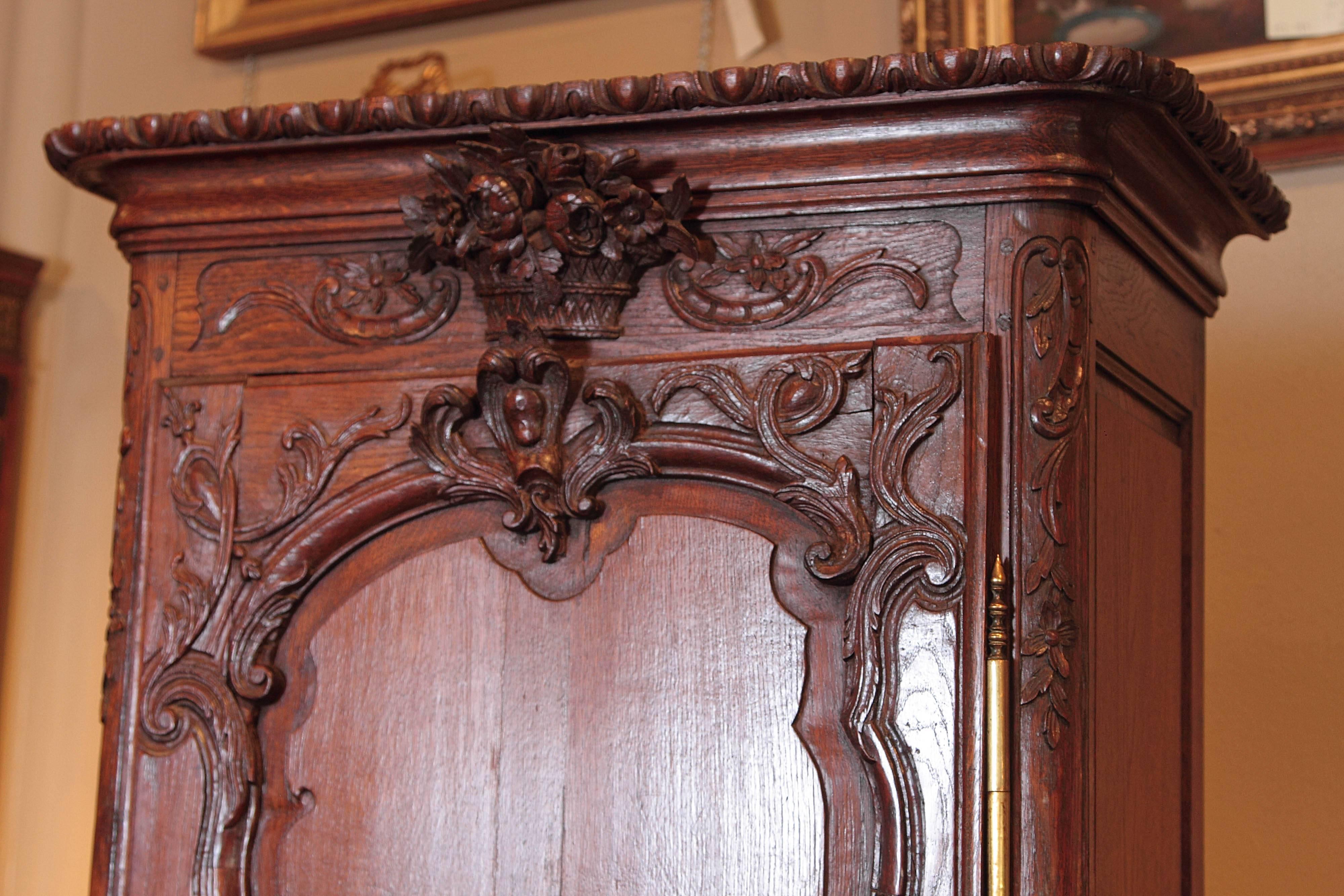 Early 19th Century French Louis XV Carved Oak Bonnetiere from Normandy In Excellent Condition In Dallas, TX