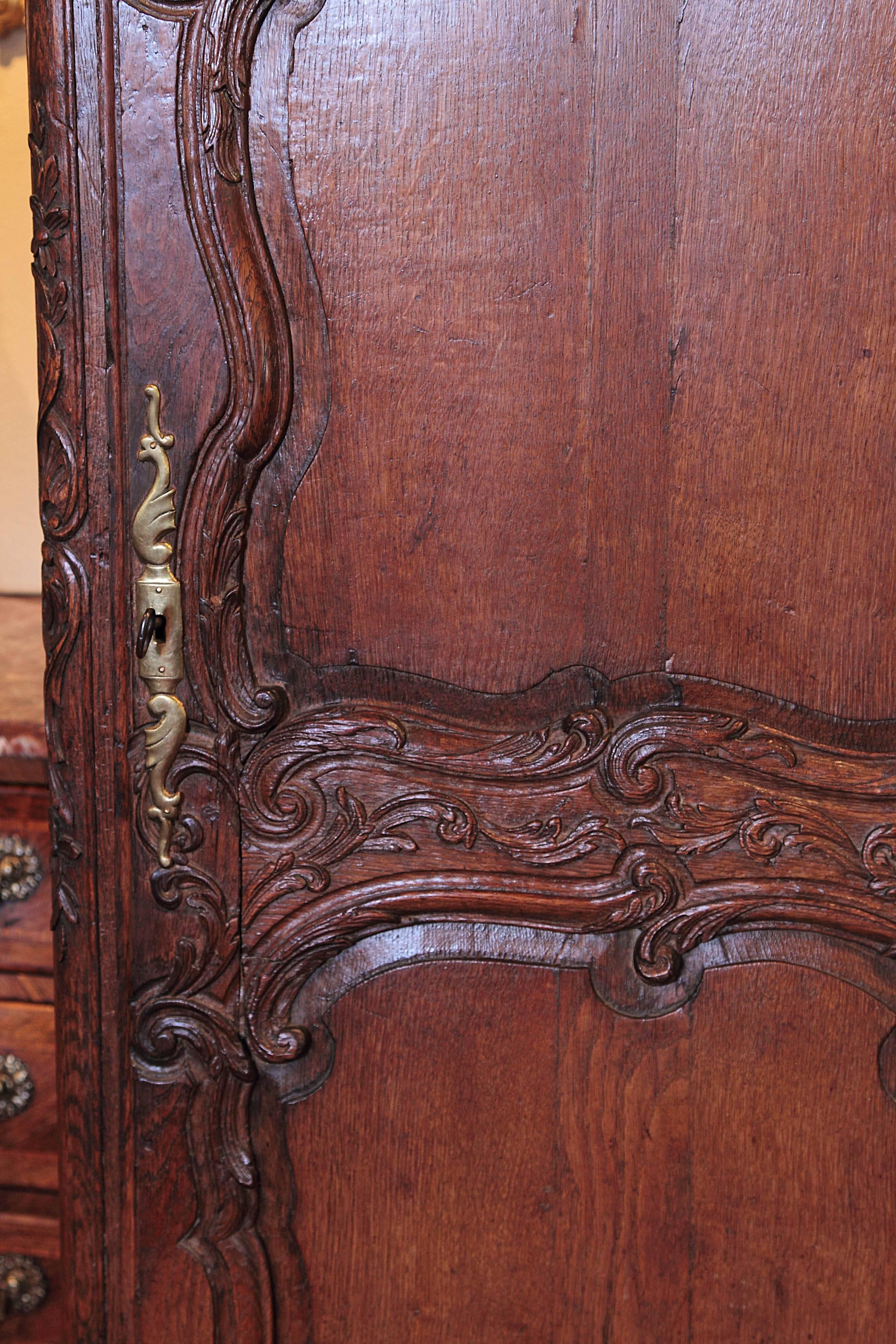 Early 19th Century French Louis XV Carved Oak Bonnetiere from Normandy 1