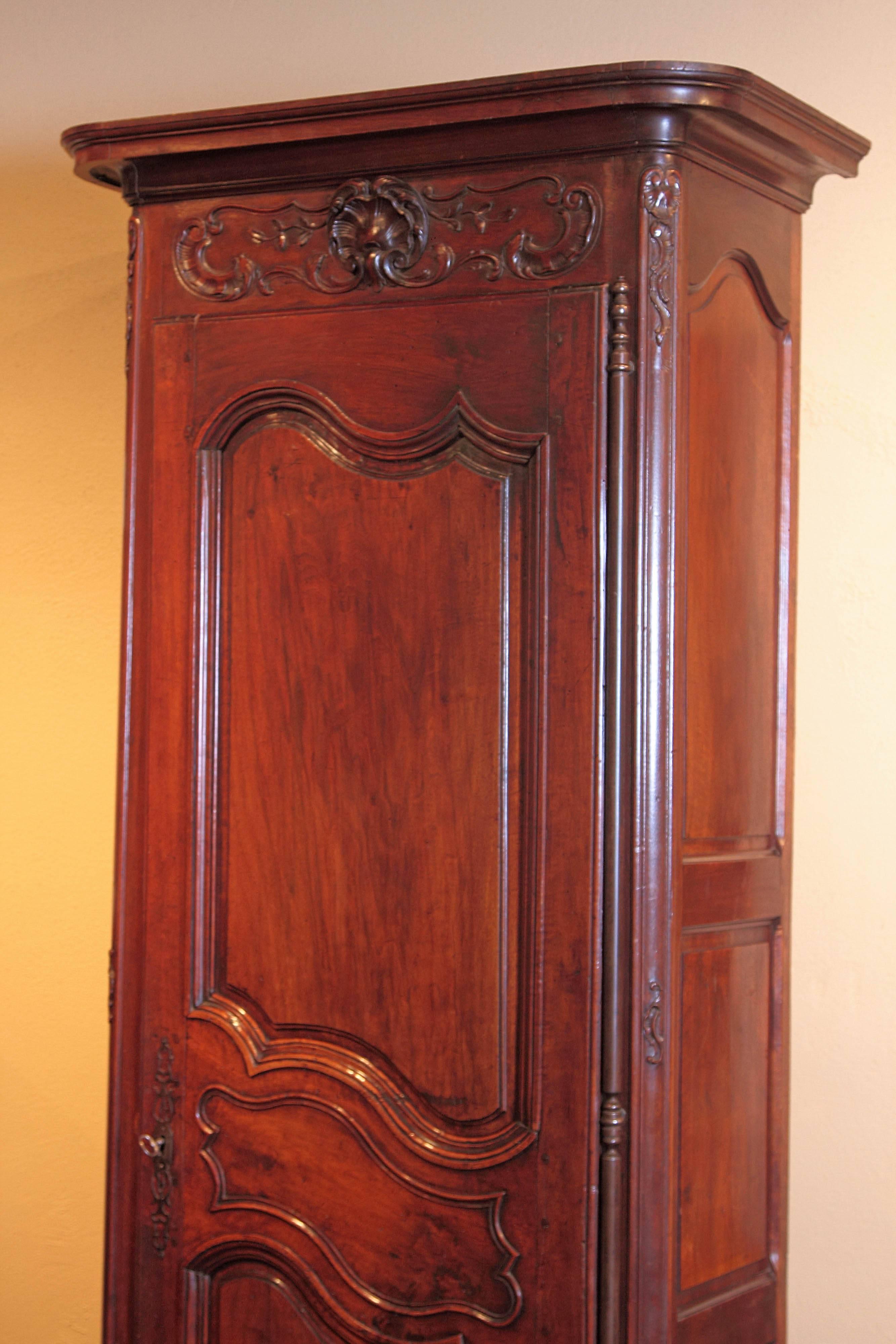 18th Century French Carved Walnut Display Mirrored Cabinet with Inside Lighting In Excellent Condition In Dallas, TX