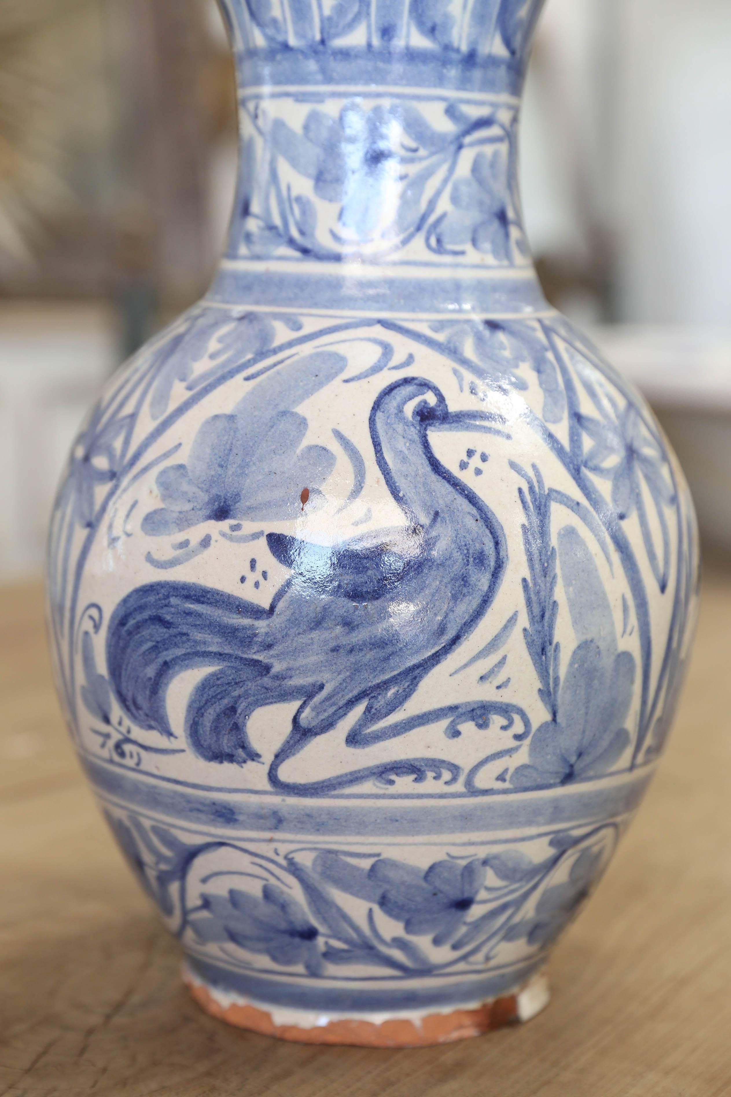 Vase en céramique espagnole bleu et blanc de Domingo Punter. Punter:: un artiste potier de la 5e génération originaire de Teruel:: en Espagne. Son style est celui du roman espagnol du 16ème siècle.