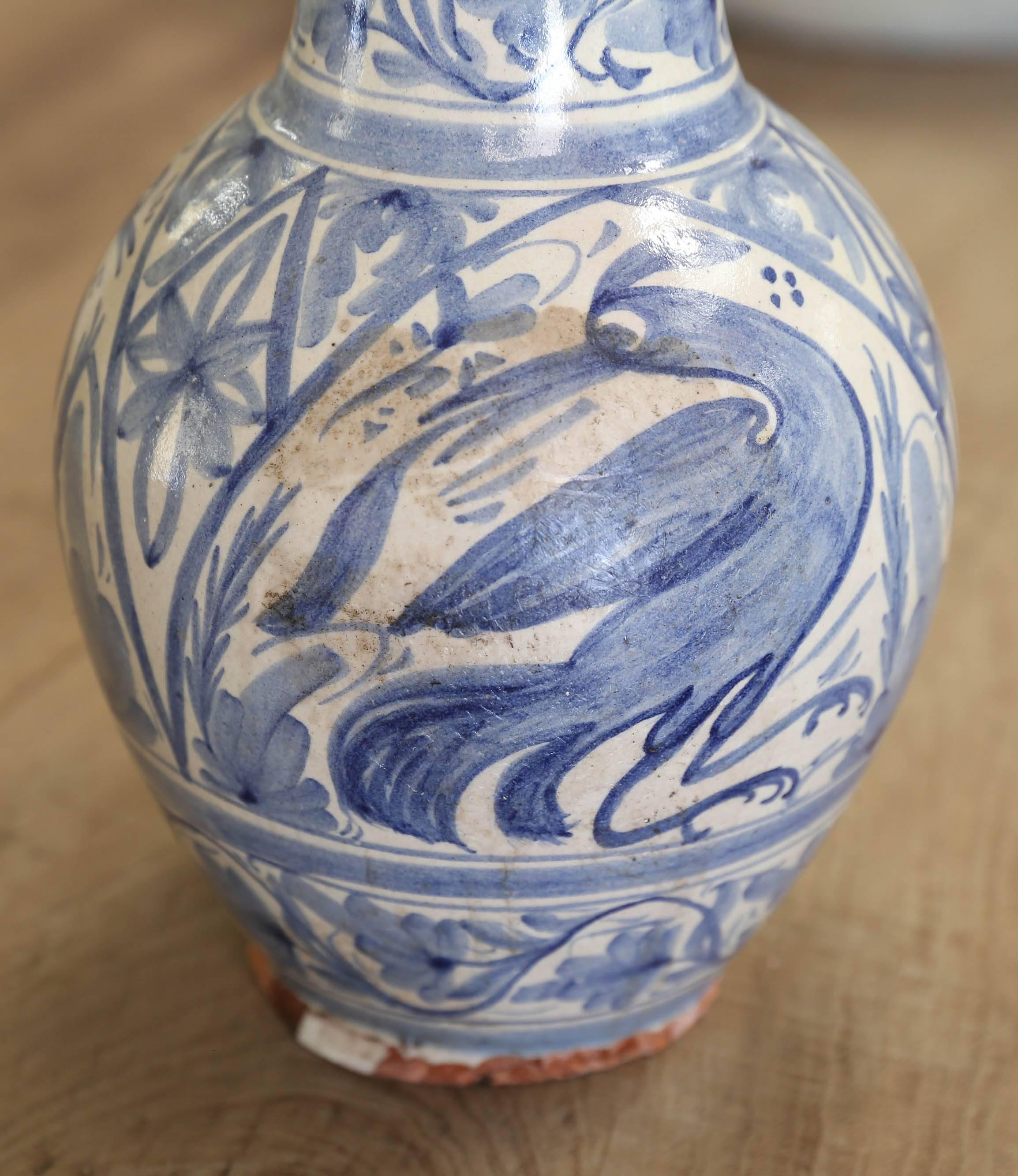 Vase bleu et blanc en céramique espagnole:: signé par Domingo Punter Bon état à Houston, TX