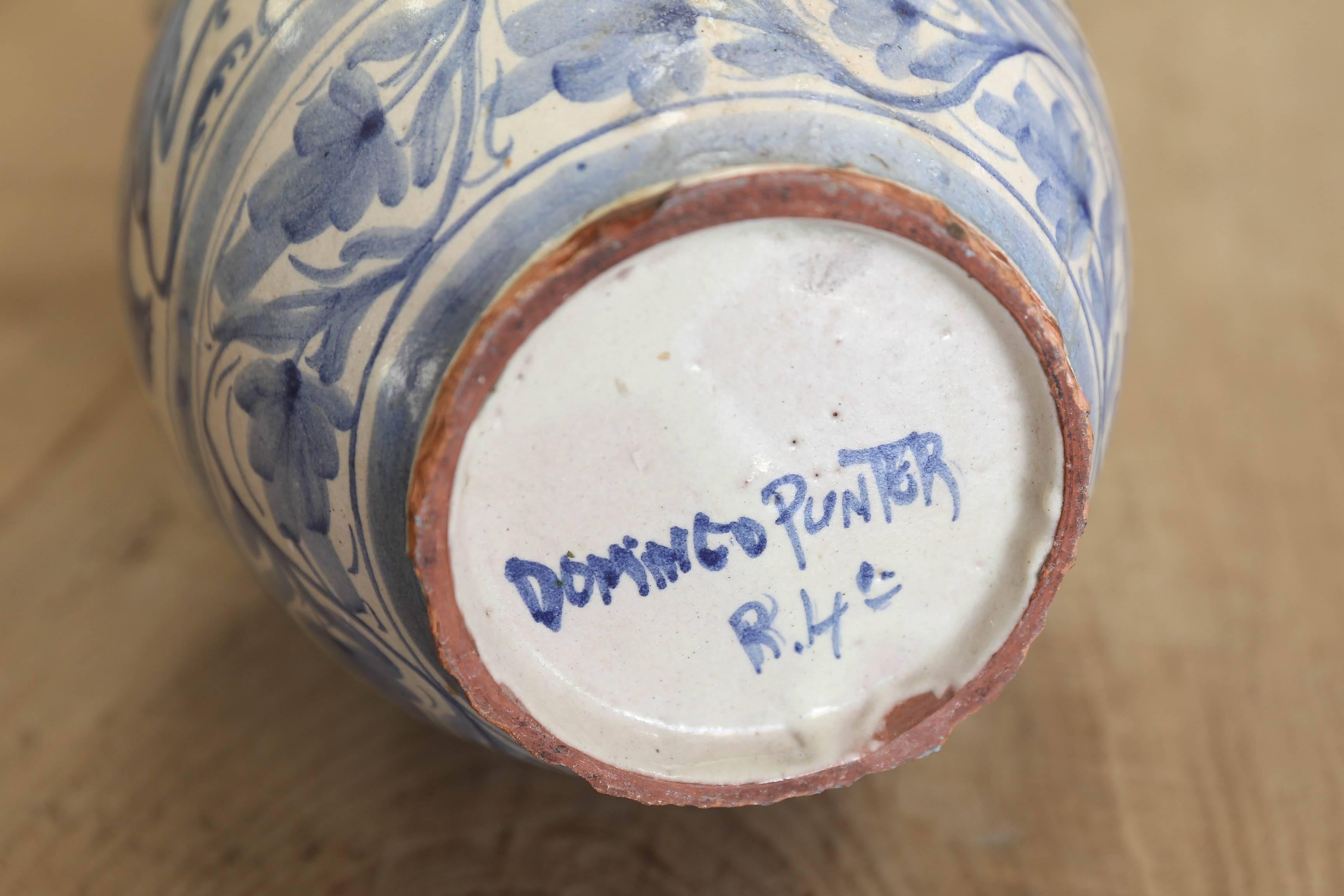 20ième siècle Vase bleu et blanc en céramique espagnole:: signé par Domingo Punter