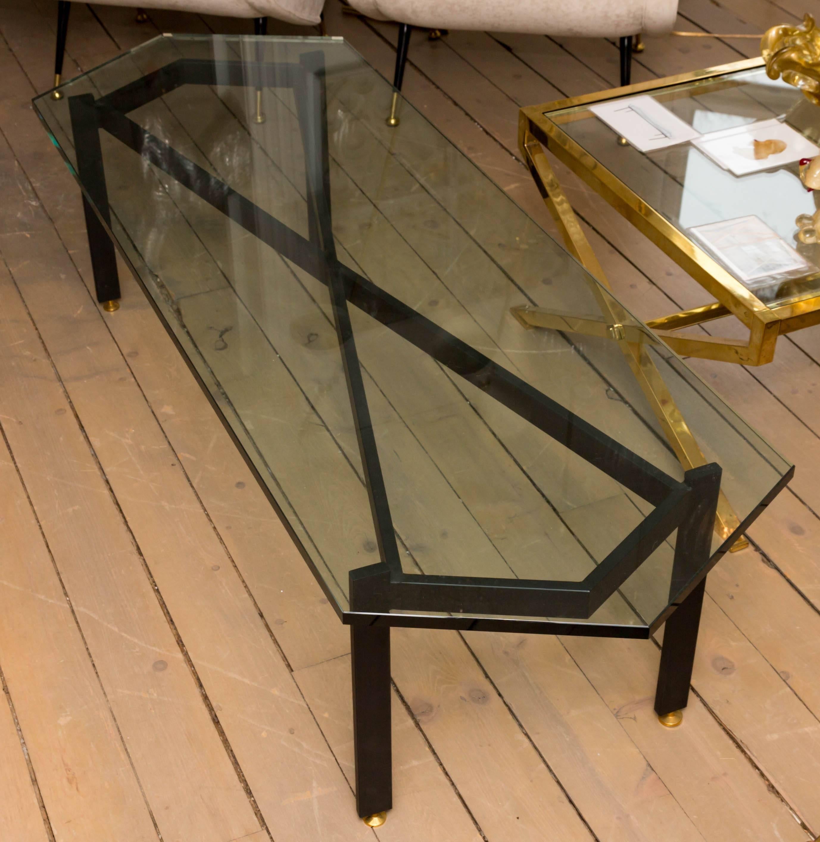 Mid-Century Modern Table basse en fer à base « Infinity » avec détails en laiton et plateau en verre pointu en vente