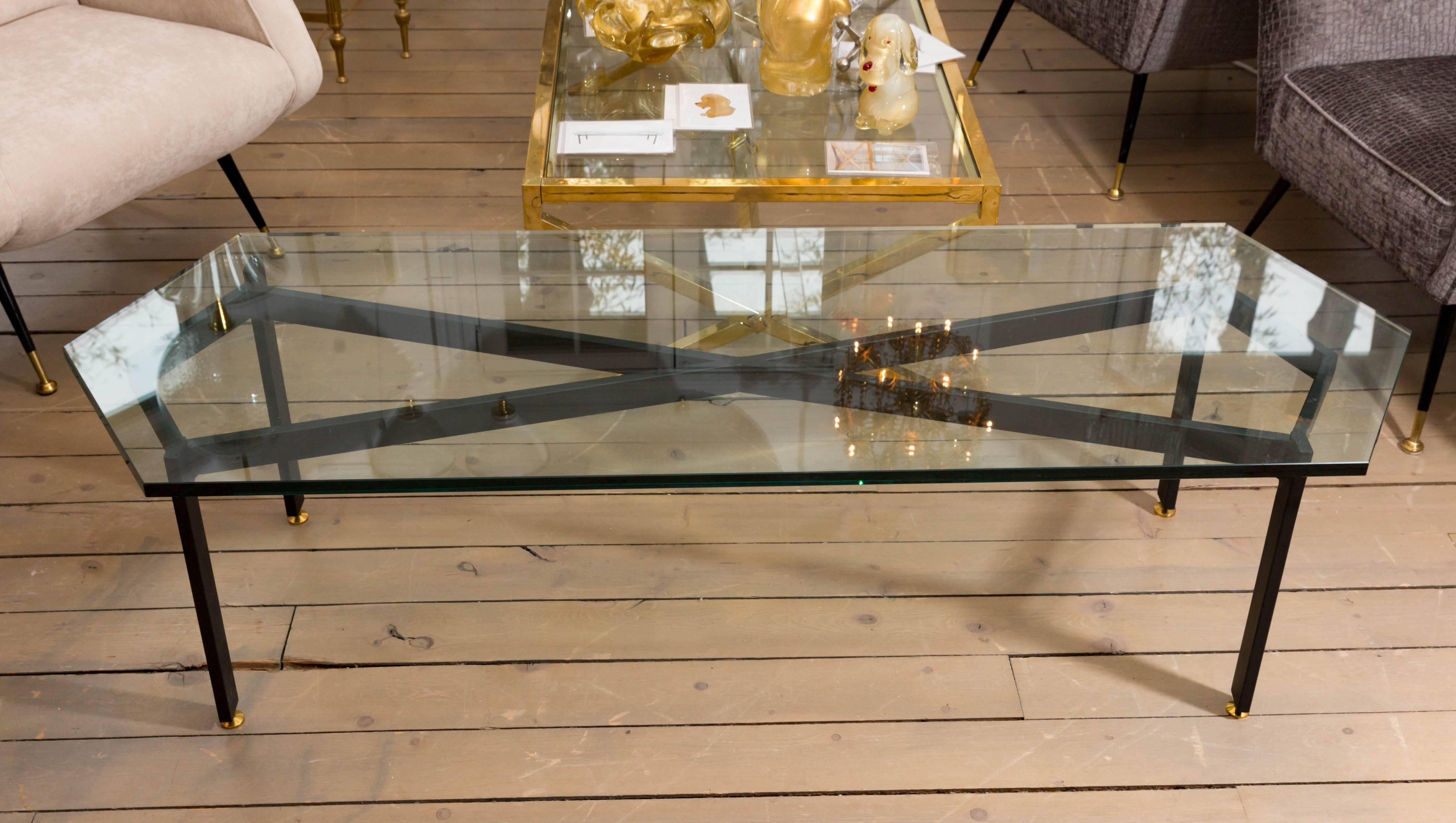 italien Table basse en fer à base « Infinity » avec détails en laiton et plateau en verre pointu en vente