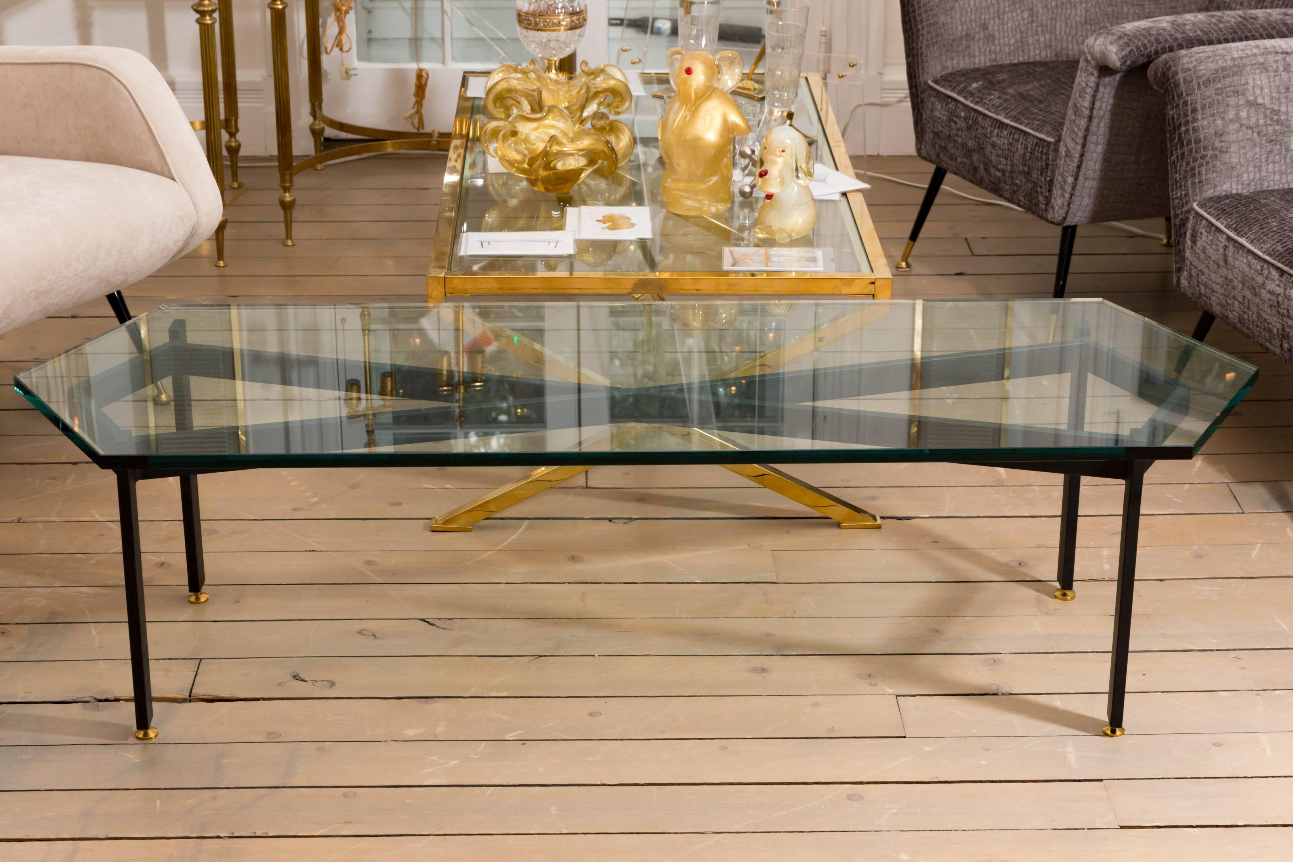 Table basse en fer à base « Infinity » avec détails en laiton et plateau en verre pointu Bon état - En vente à Bridgehampton, NY