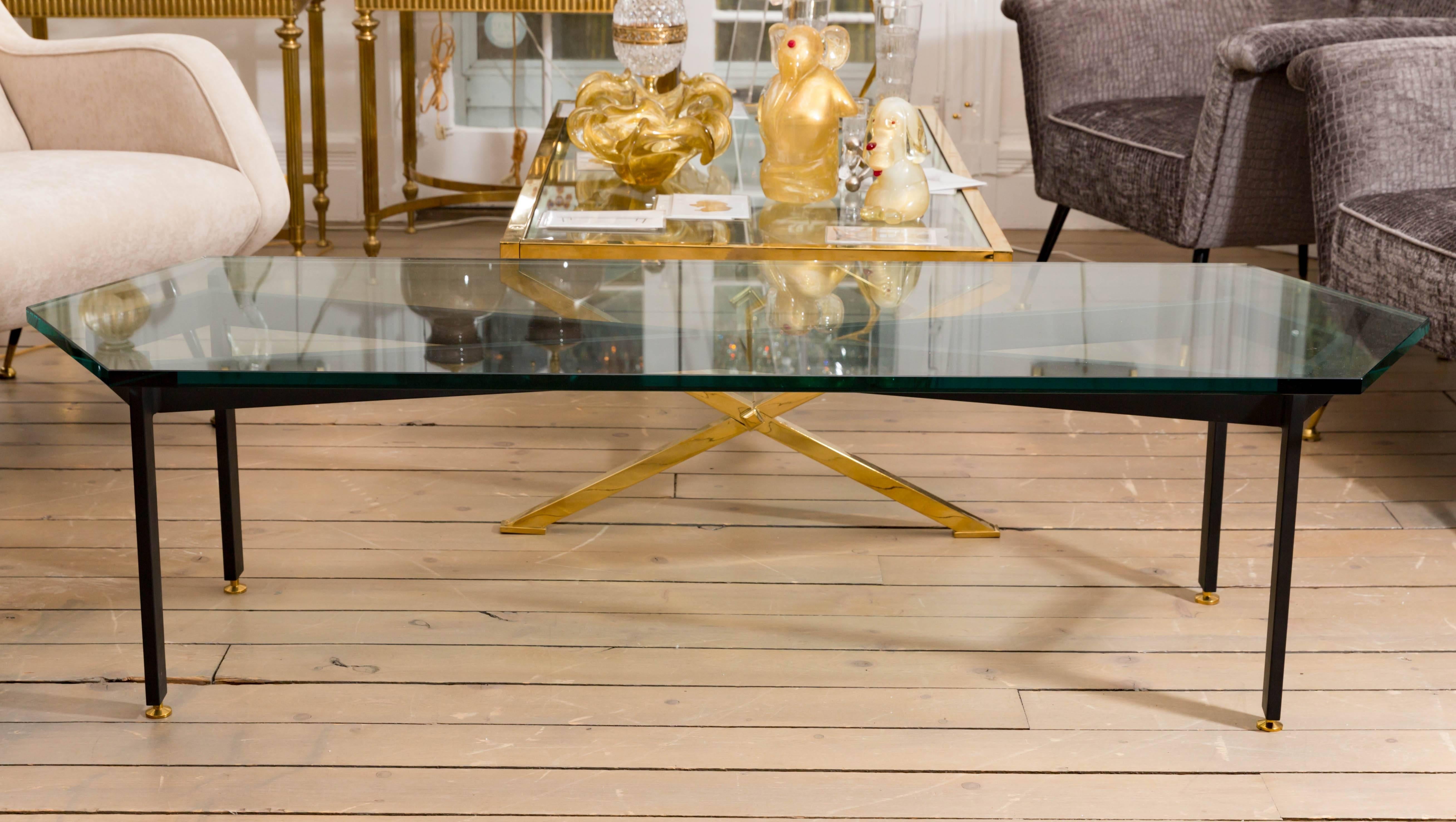 20ième siècle Table basse en fer à base « Infinity » avec détails en laiton et plateau en verre pointu en vente