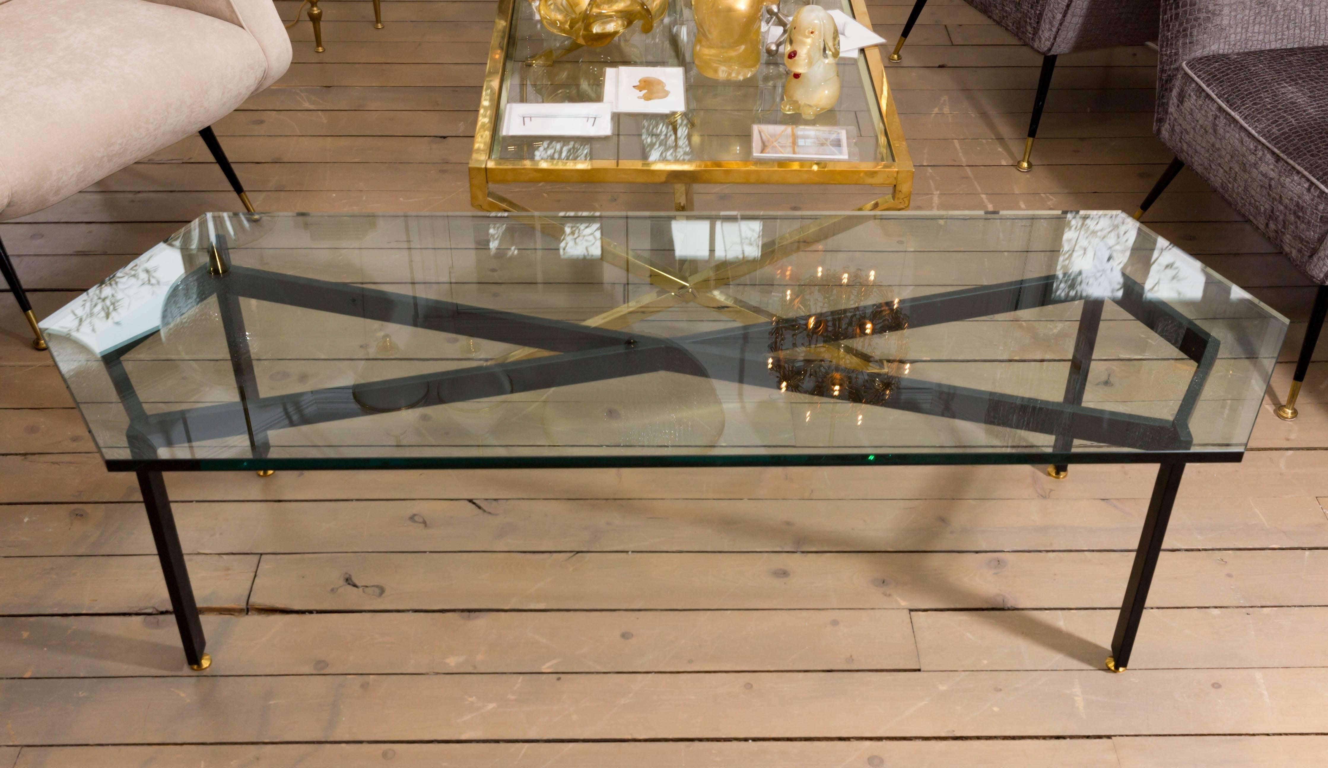 Laiton Table basse en fer à base « Infinity » avec détails en laiton et plateau en verre pointu en vente