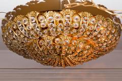 Apparecchio a incasso in metallo dorato a forma di cupola con elementi di cristallo incastonati