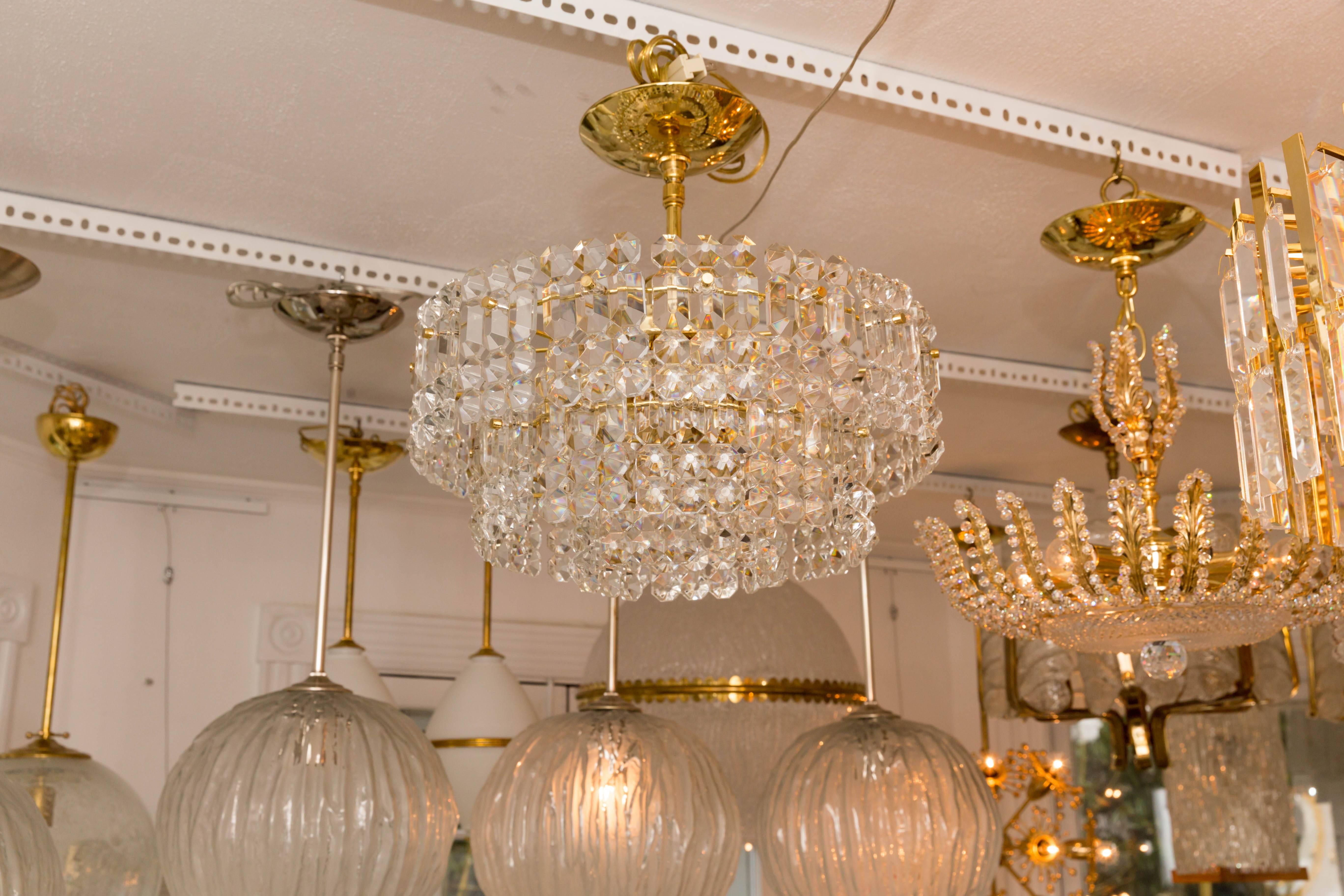 Mid-Century Modern Plafonnier à deux niveaux composé de panneaux de verre à facettes avec détails en laiton en vente
