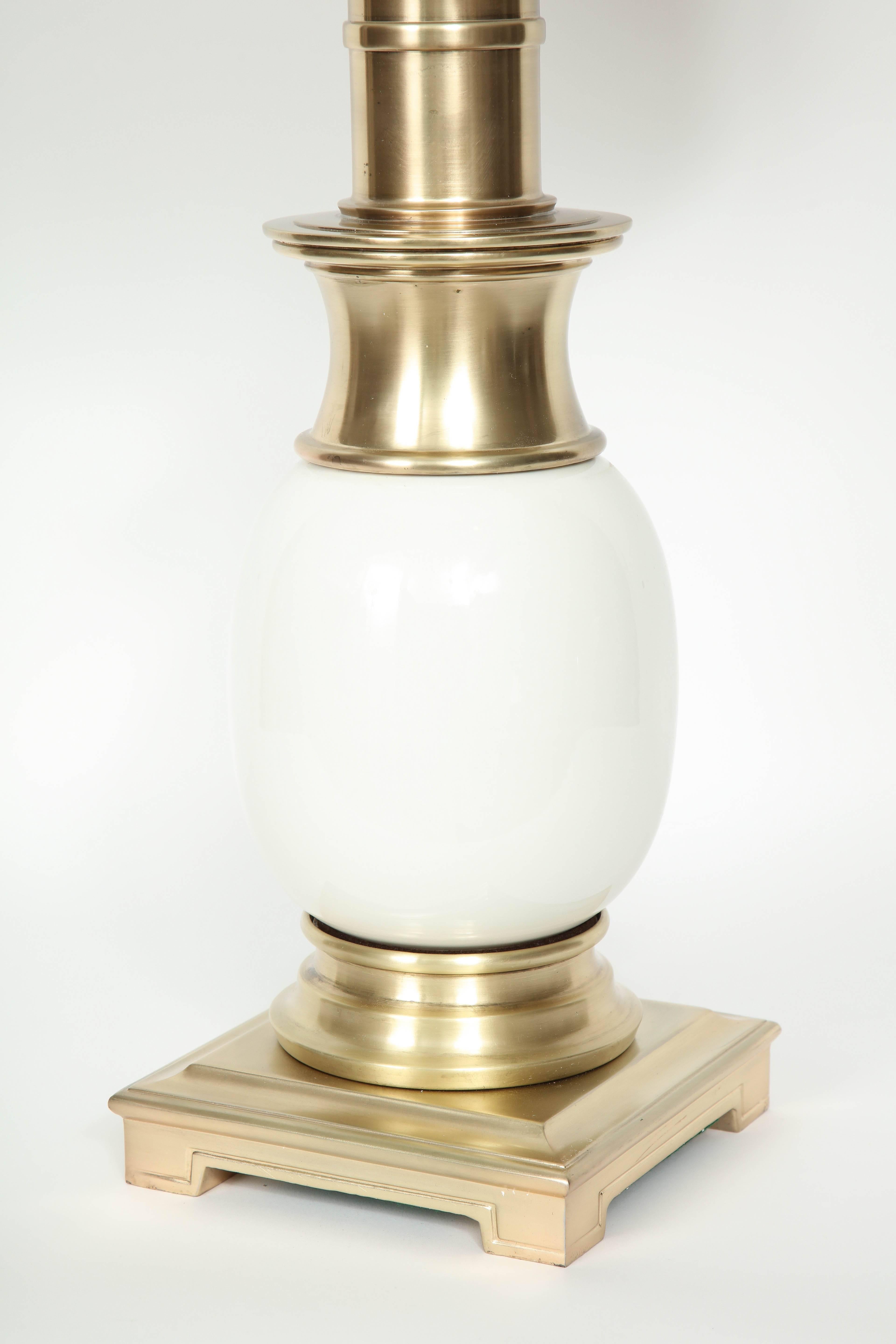 Stiffel Lampen aus satiniertem Messing und weißer Keramik (amerikanisch) im Angebot