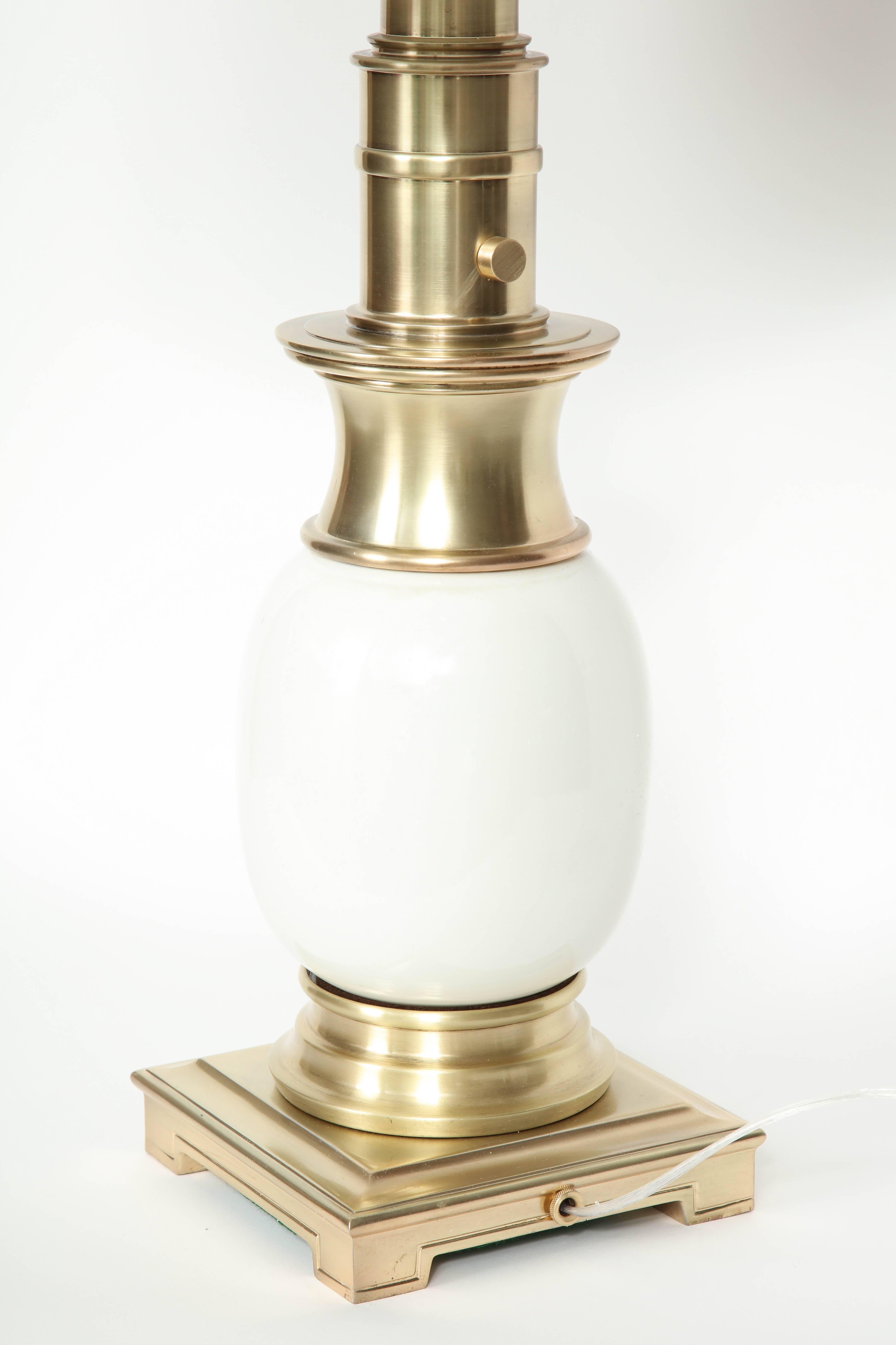 Mid-Century Modern Stiffel Satin Brass and White Ceramic Lamps For Sale