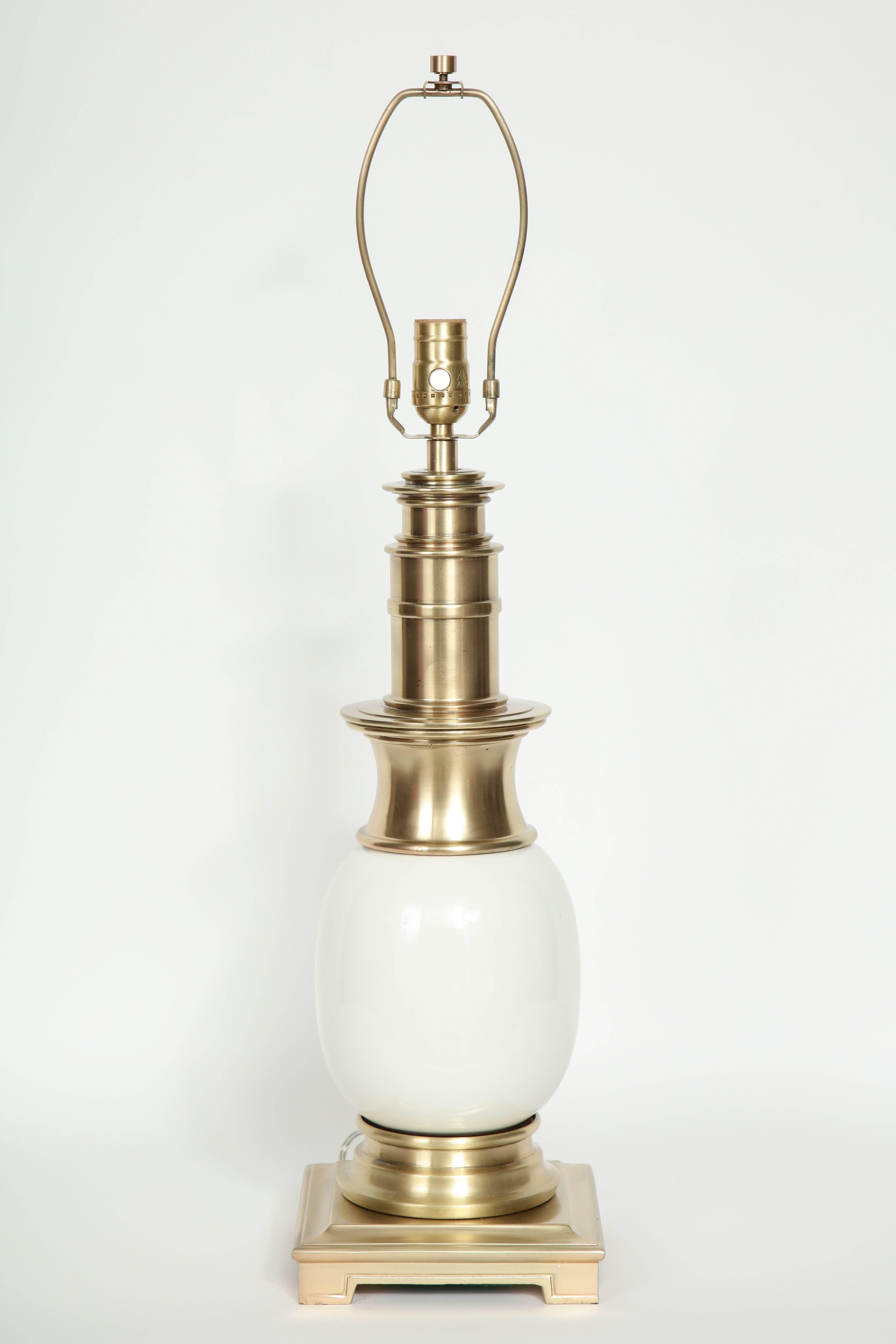 Lampes Stiffel en laiton satiné et céramique blanche Excellent état - En vente à New York, NY