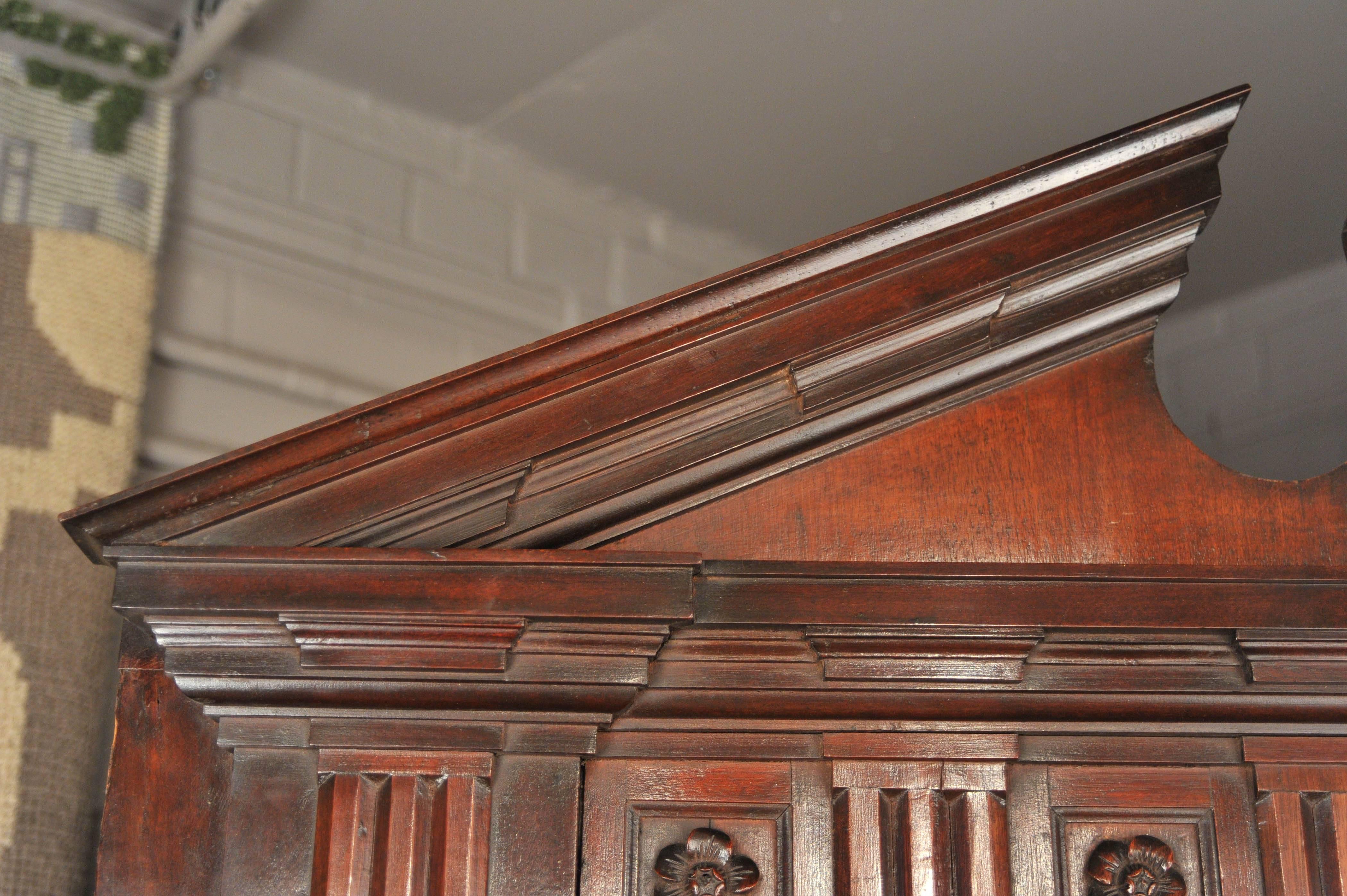 George II period early 18th Century Architectural Cuban Mahogany Corner Cupboard For Sale 2