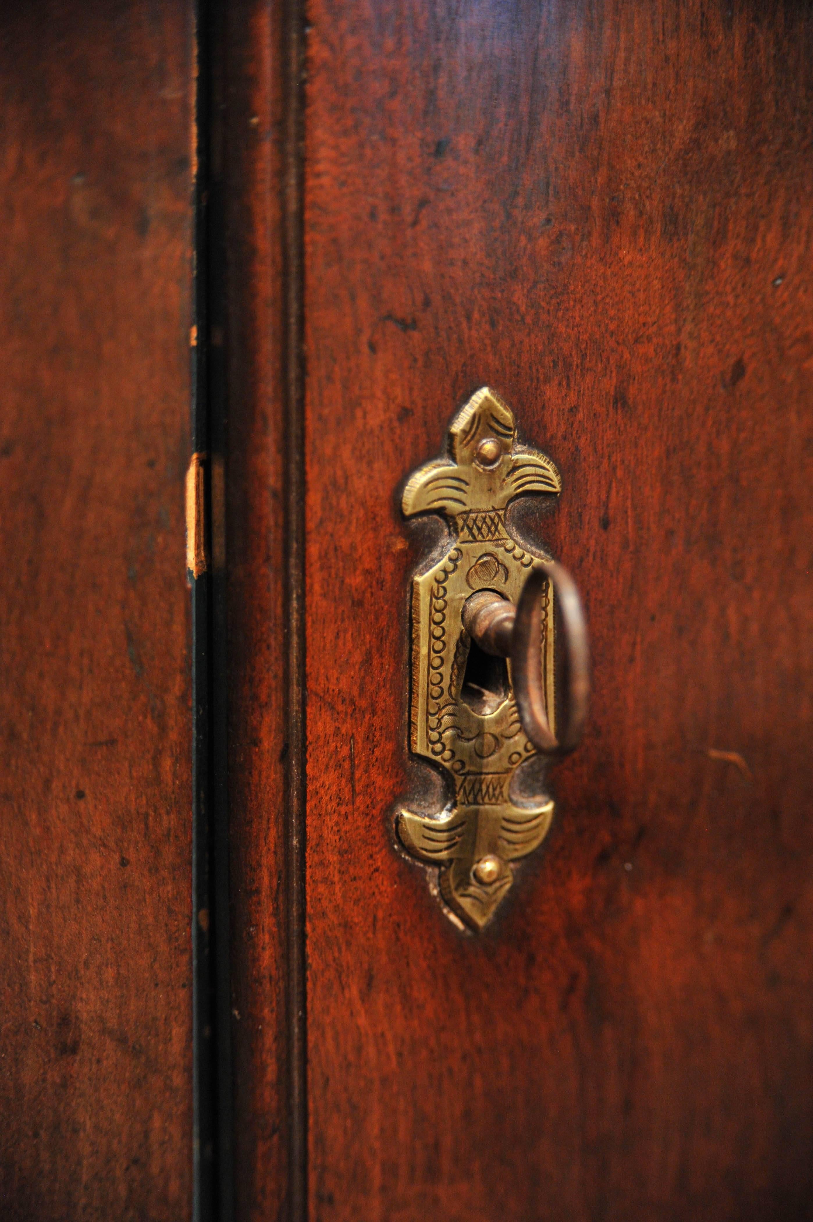 George II period early 18th Century Architectural Cuban Mahogany Corner Cupboard For Sale 5