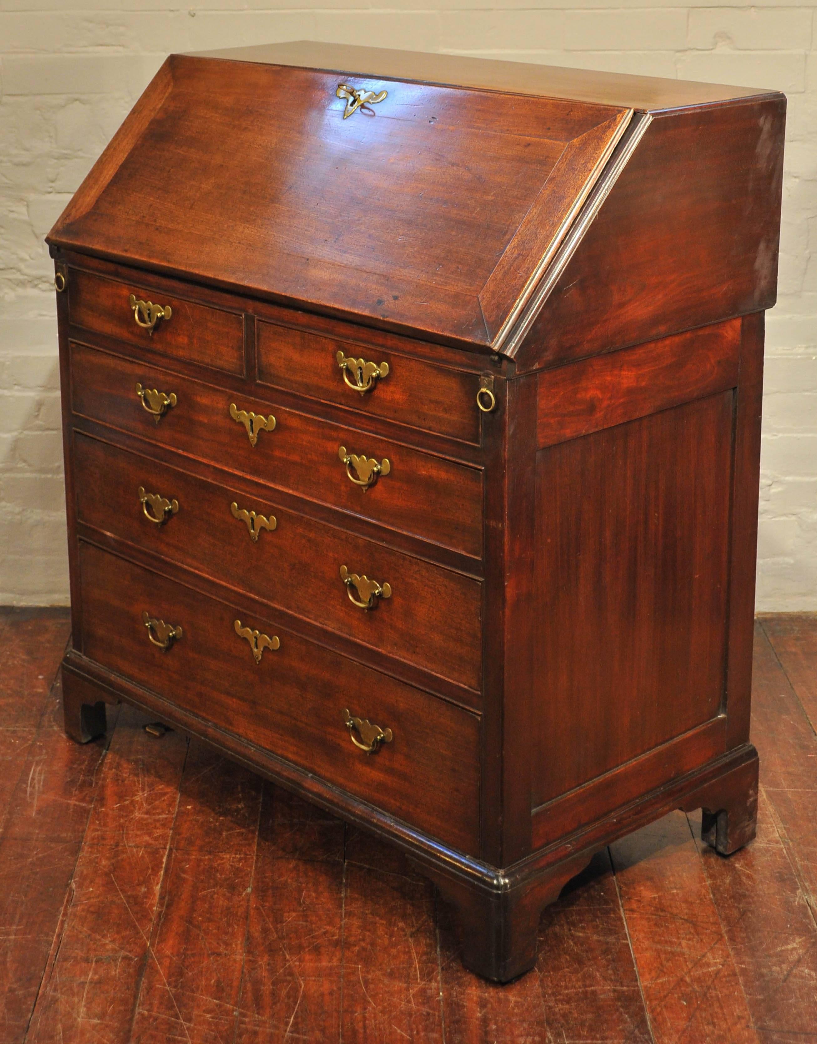 George II Period Mid-18th Century Irish Mahogany Bureau with Provenance In Excellent Condition In London, GB