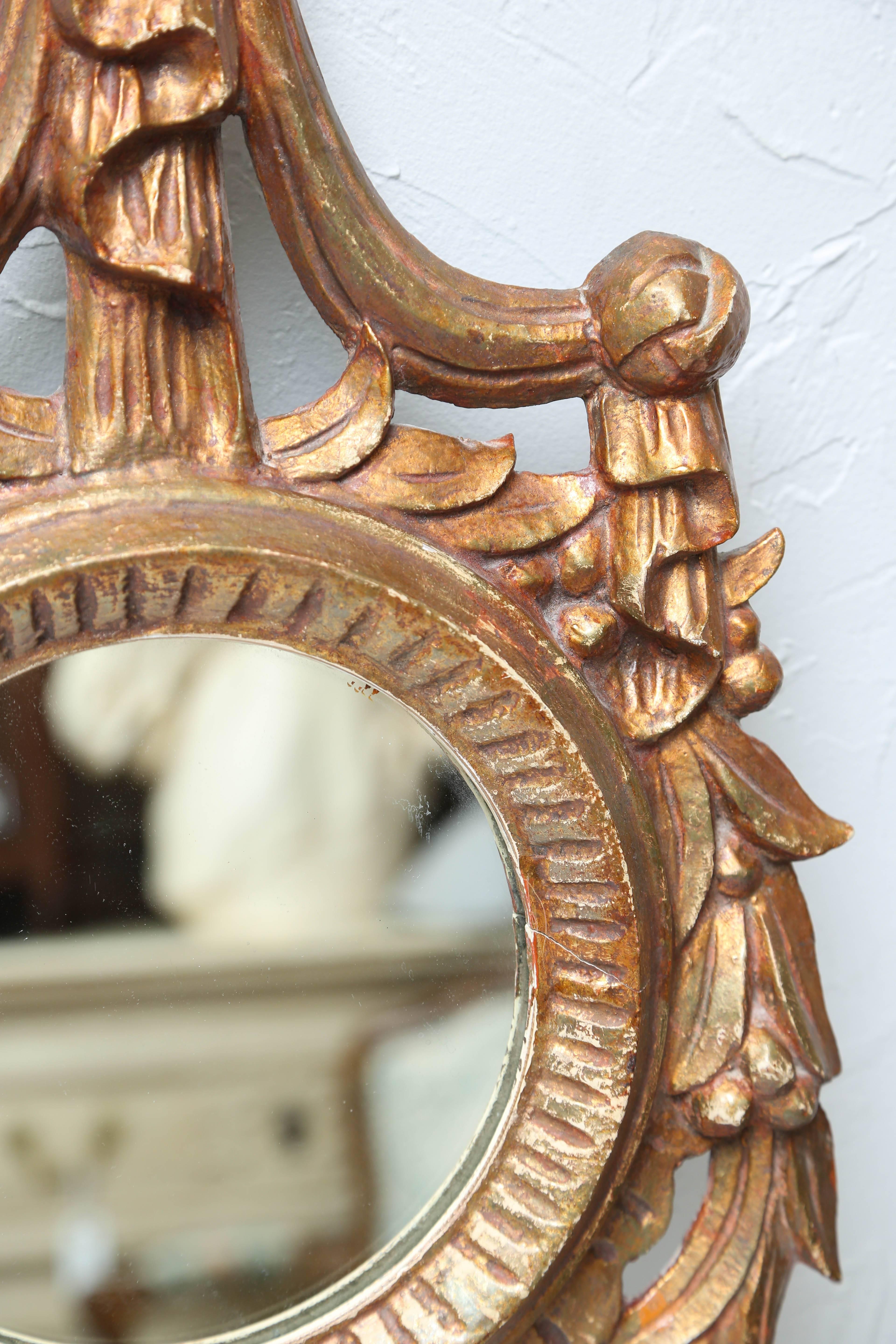 20ième siècle Paire de miroirs guirlandes sculptés avec nœud doré en vente