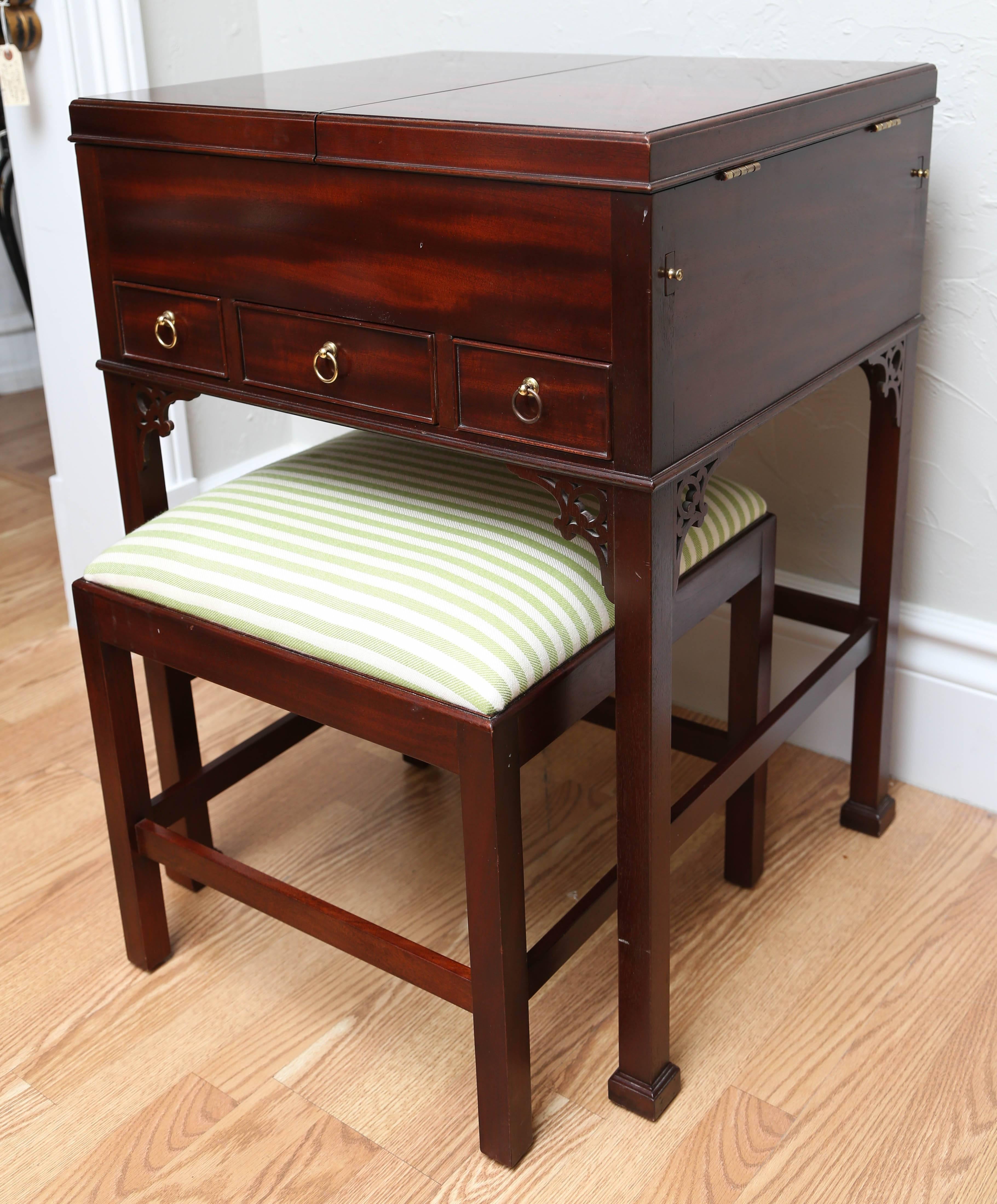 Chinese Chippendale Jewelry Chest with Vanity Stool by Baker In Good Condition For Sale In West Palm Beach, FL