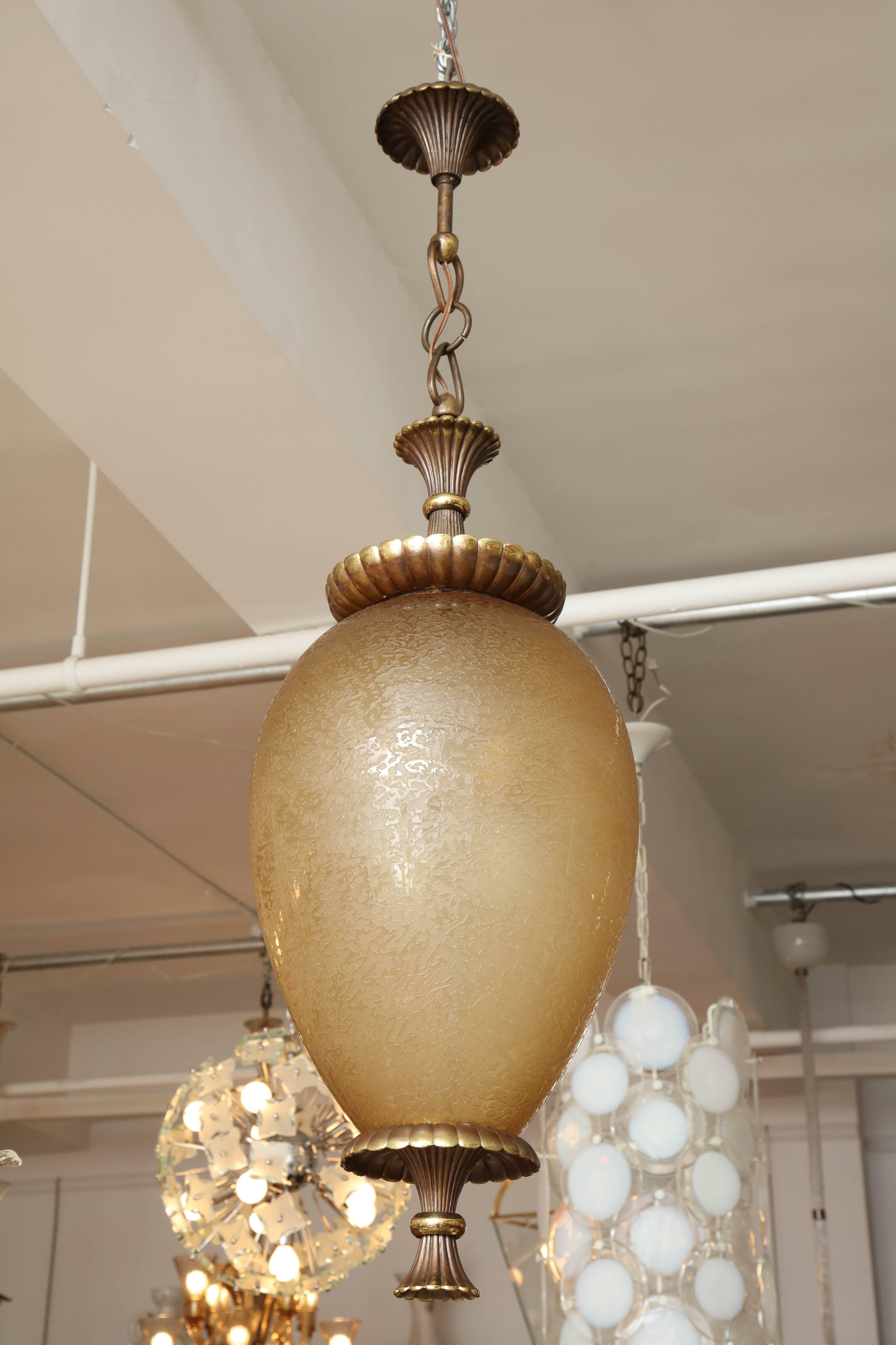 Seguso Vetri d'Arte pendand light made in Venice 1940. Large gold blown glass shade with a acid etched "paglierino" design on the surface with a beautifully made bronze frame, great quality, can work in any setting hall, stairwell. Takes