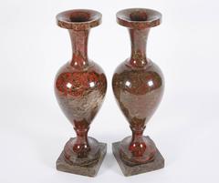 Un par de jarrones neoclásicos de serpentina de lagarto, Cornualles, Inglaterra Siglo XIX