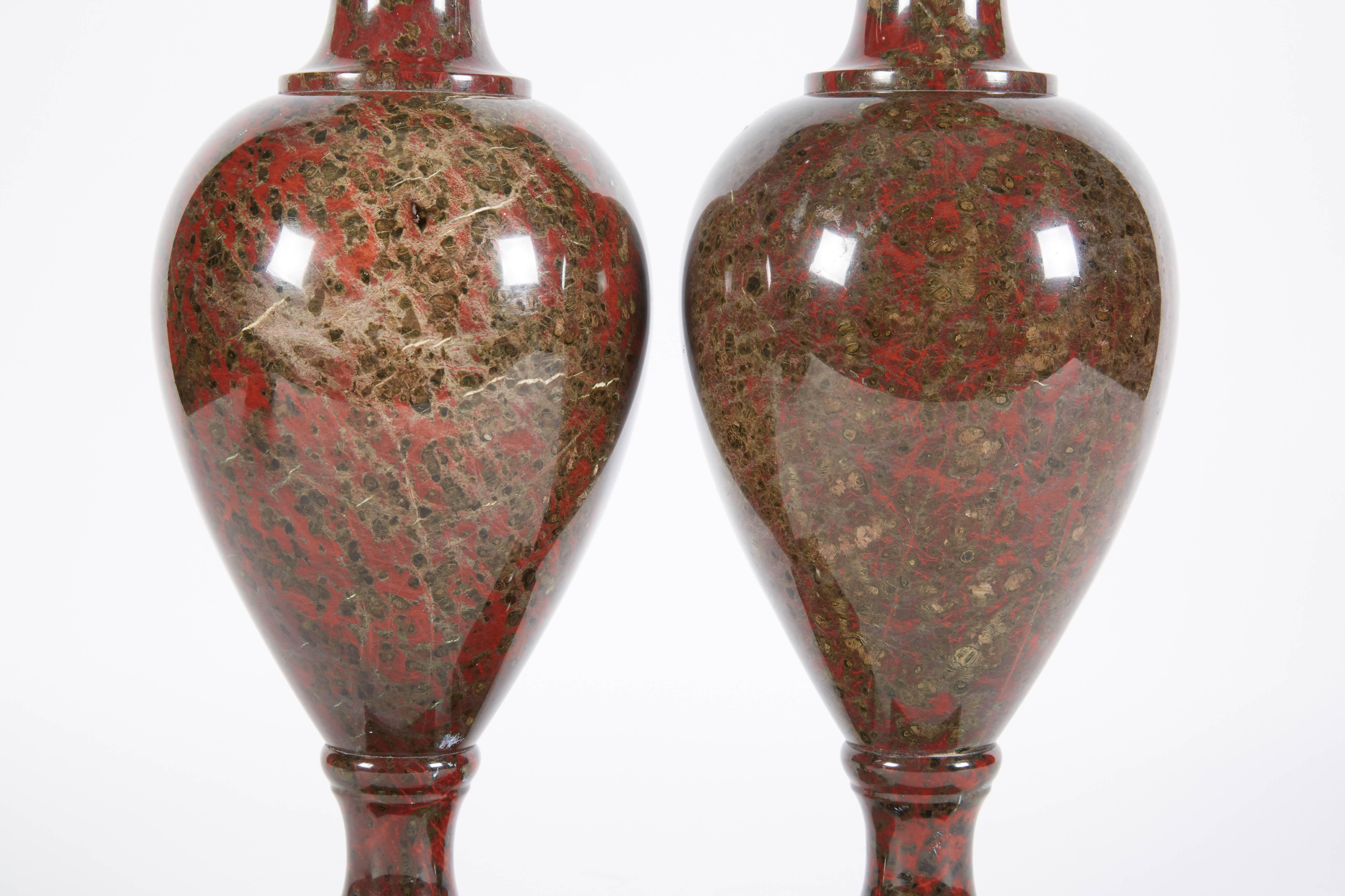 A Pair Of Neoclassical Lizard Serpentine Vases, Cornwall, England 19th century In Excellent Condition In New York, NY
