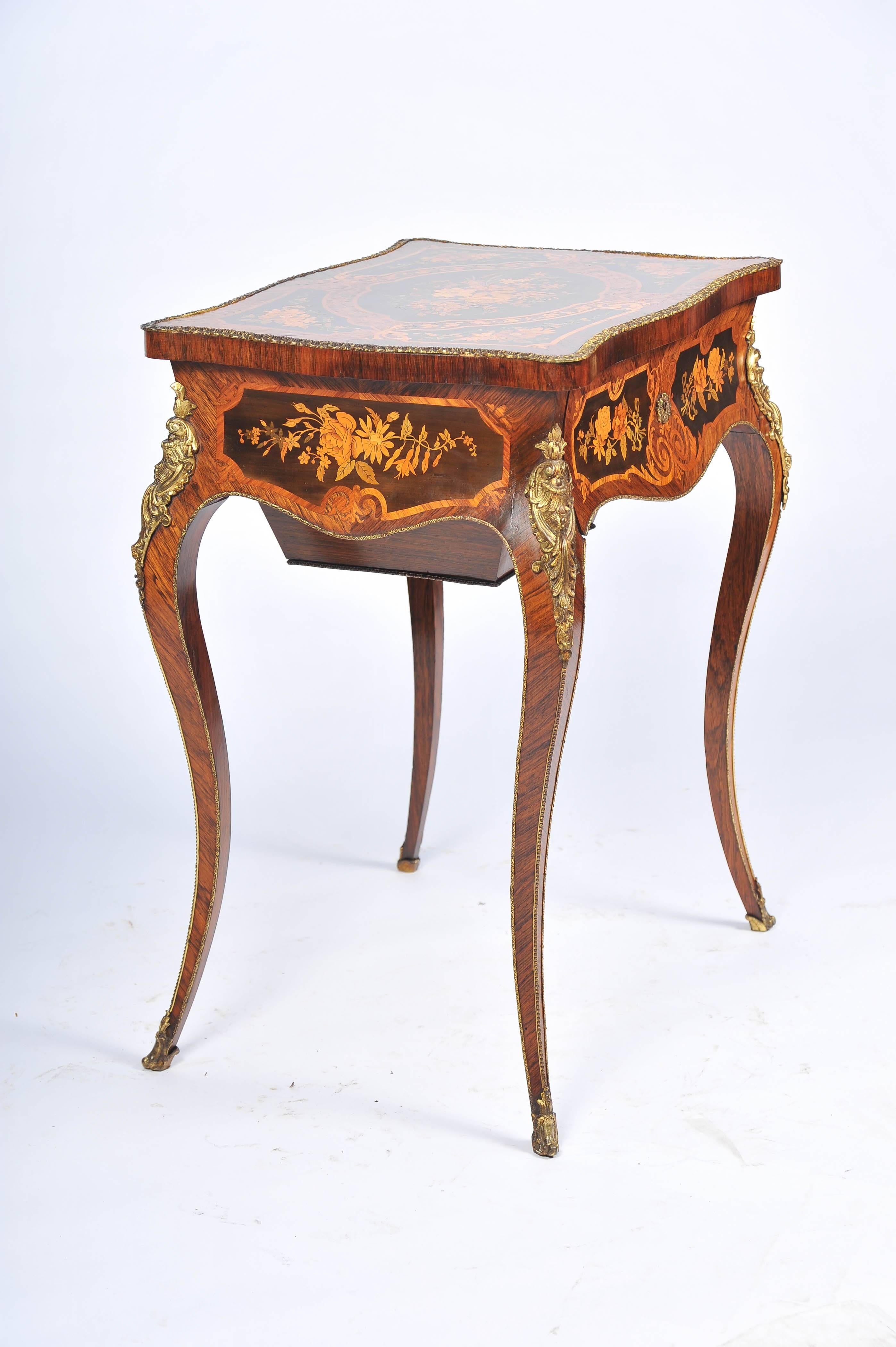 Louis XV Style Side / Dressing Table, 19th Century For Sale 3