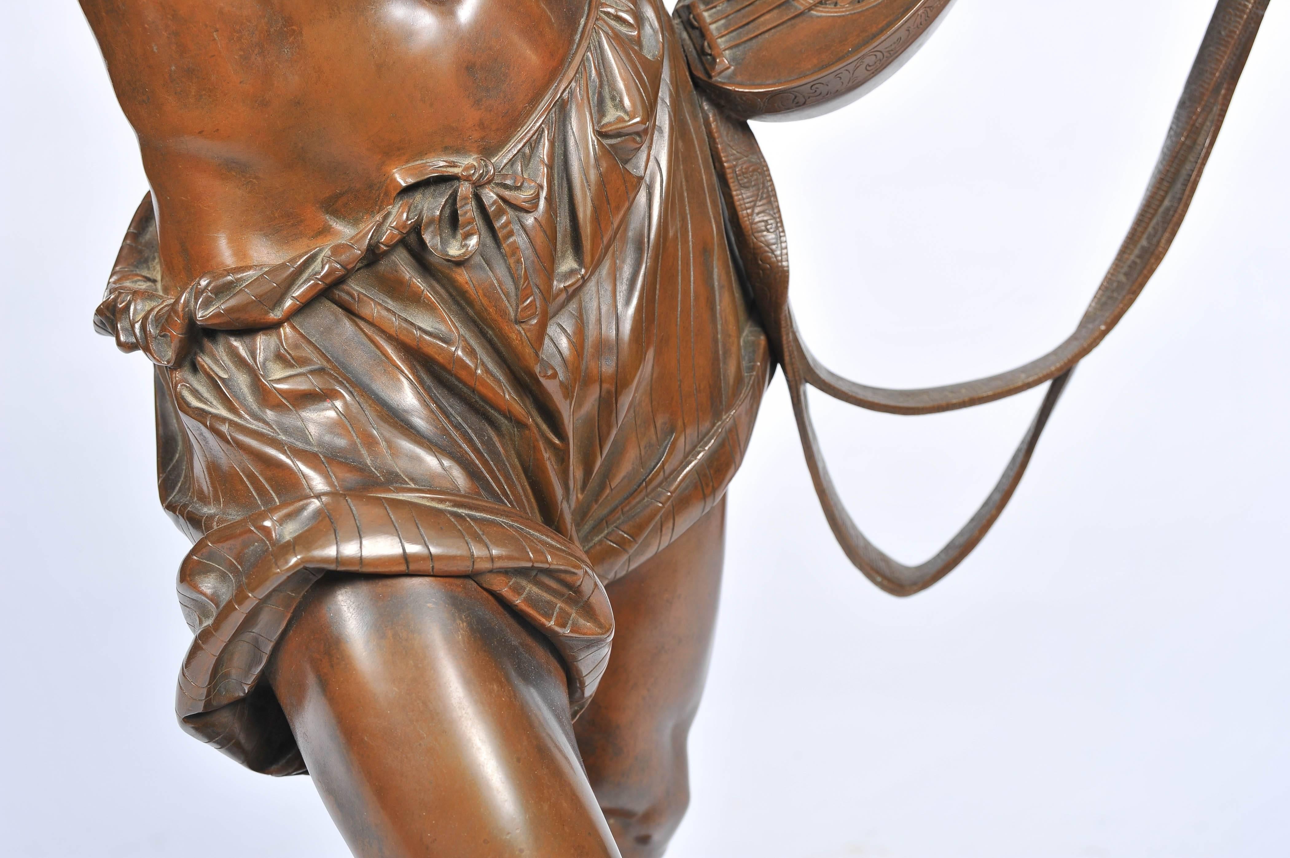 Bronze Grand bronze du 19ème siècle  Joueur de mandoline en vente