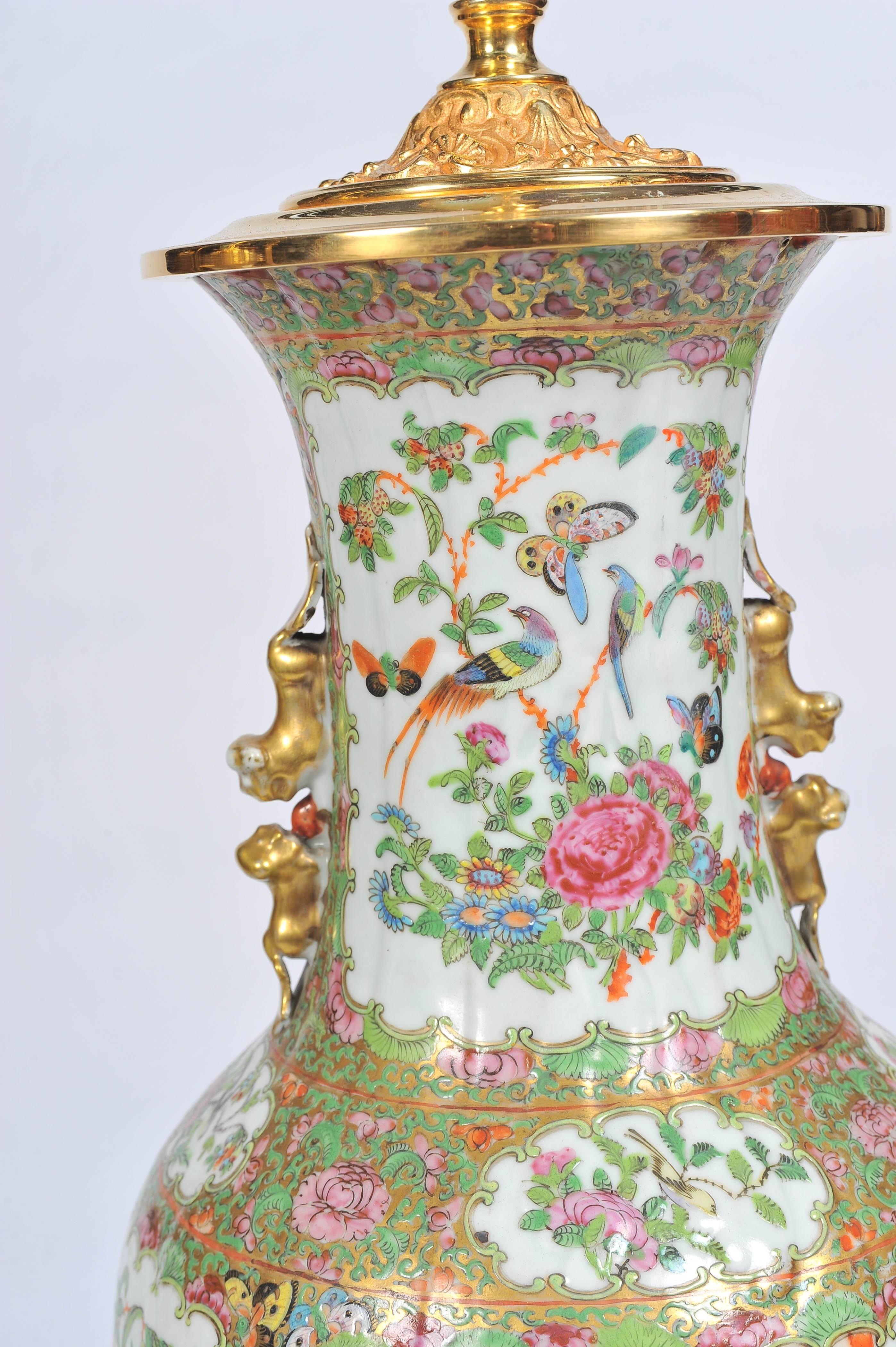 Dipinto a mano Coppia di vasi o lampade di Canton a medaglione rosa del XIX secolo in vendita