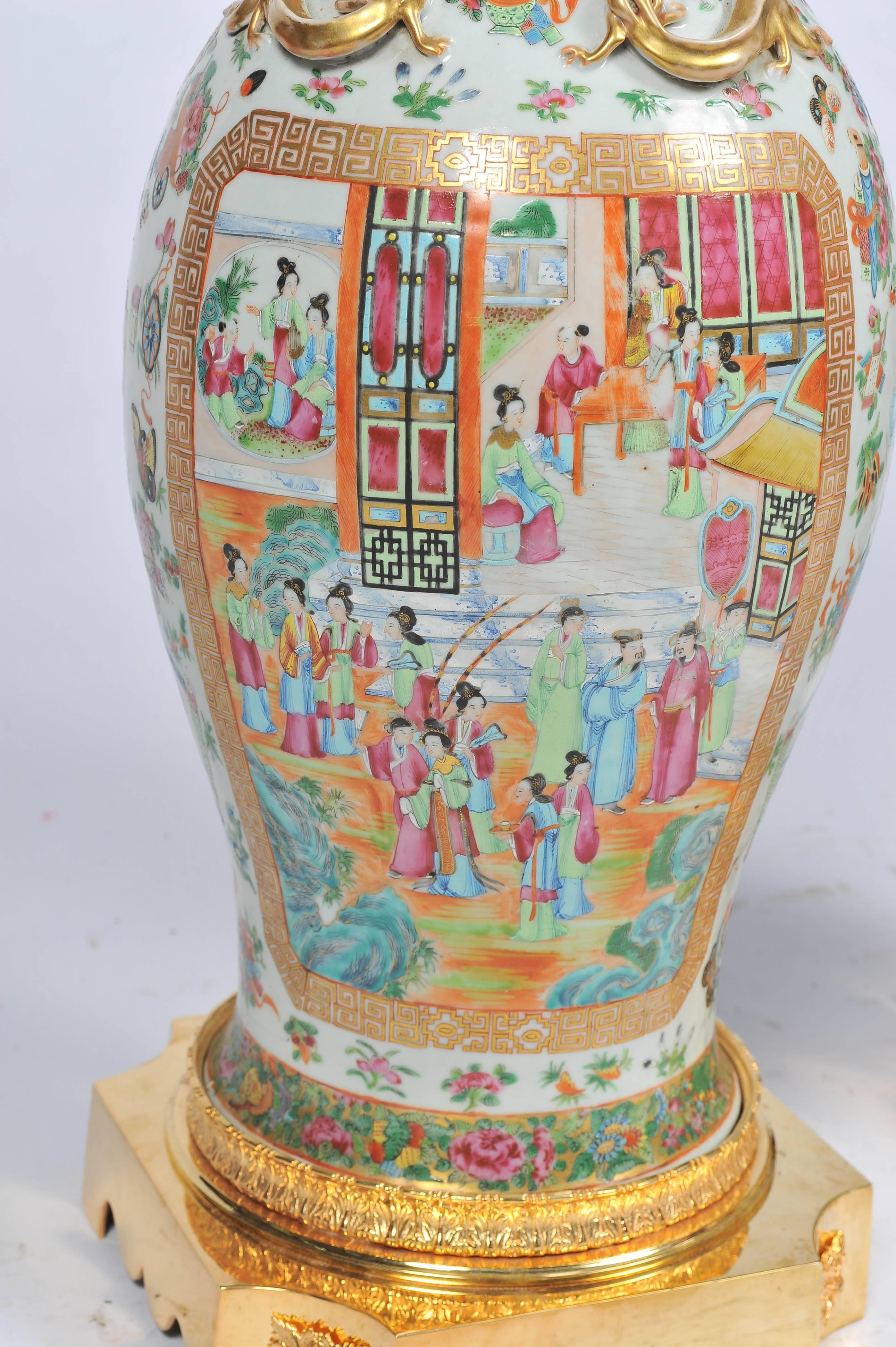 Paire de vases/lampe de forme bulbeuse en forme de médaillon rose chinois du 19ème siècle de très bonne qualité.
Avec de merveilleuses couleurs vives, les scènes représentant des intérieurs classiques, des poignées de lion et des serpents dorés,
