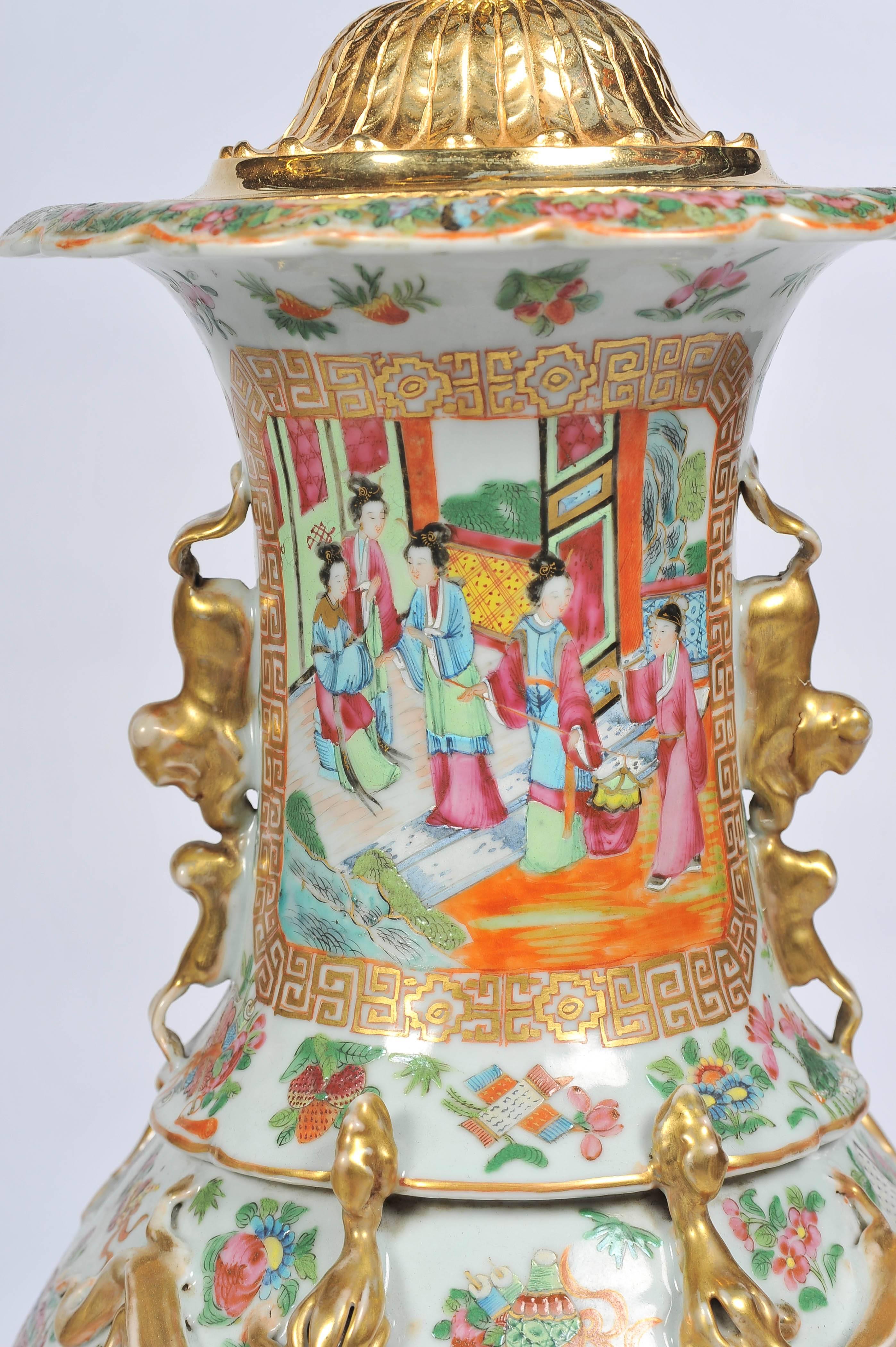 Exportation chinoise Grande paire de vases / lampes cantonés anciens à médaillon en forme de rose en vente