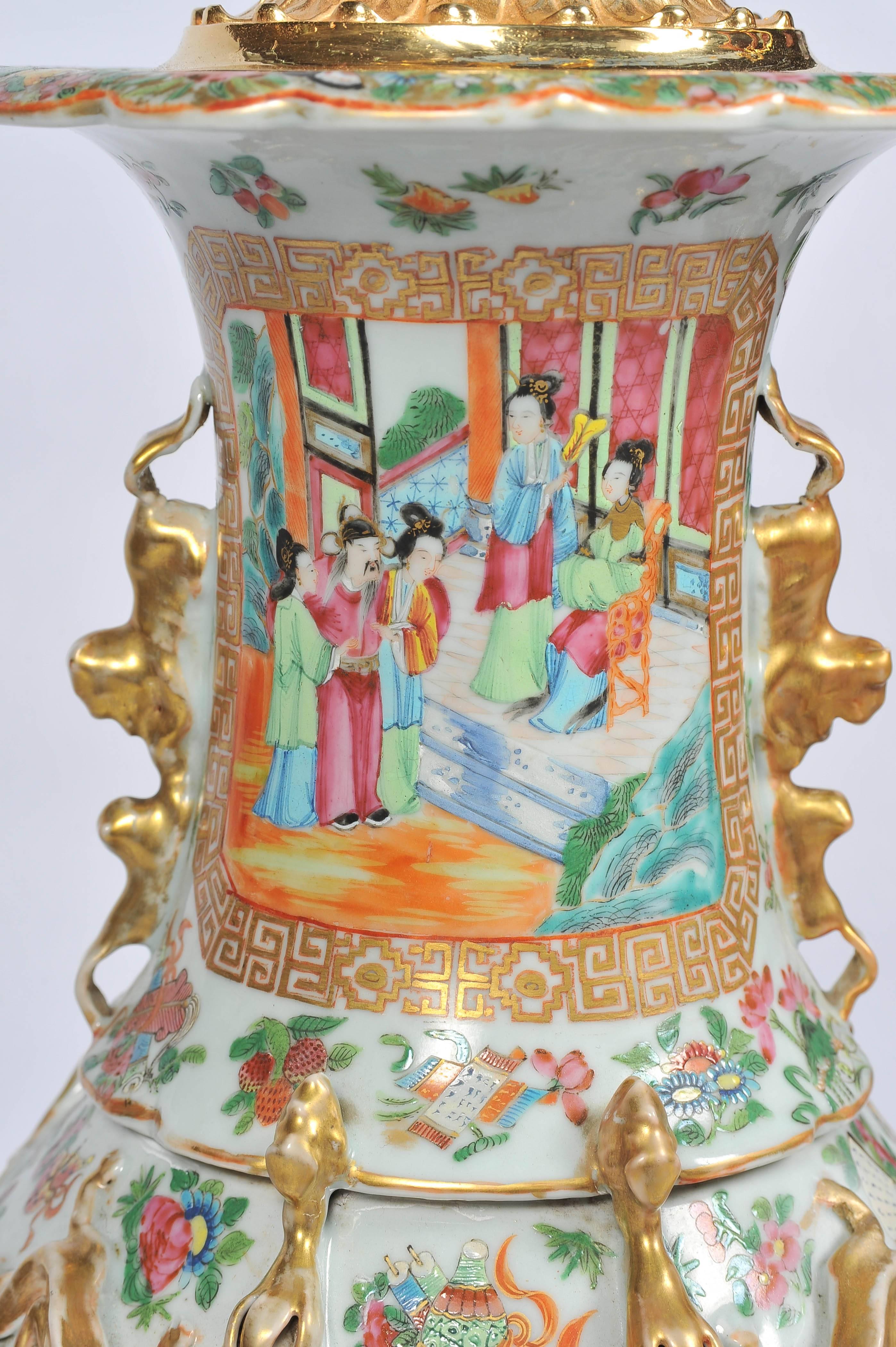 Chinois Grande paire de vases / lampes cantonés anciens à médaillon en forme de rose en vente